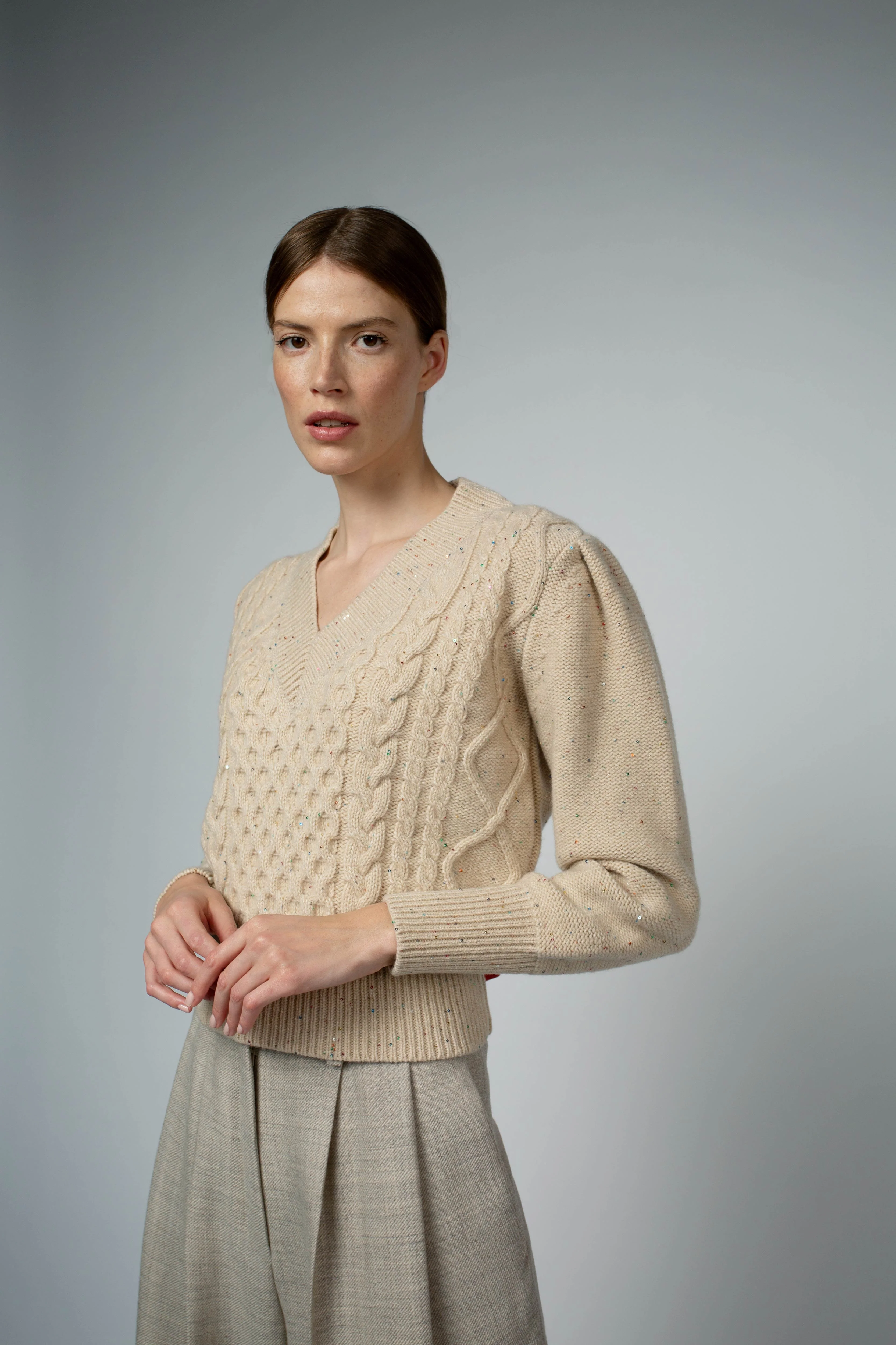 ANDRADA CABLE KNIT CASHMERE SWEATER IN BEIGE SPARKLE