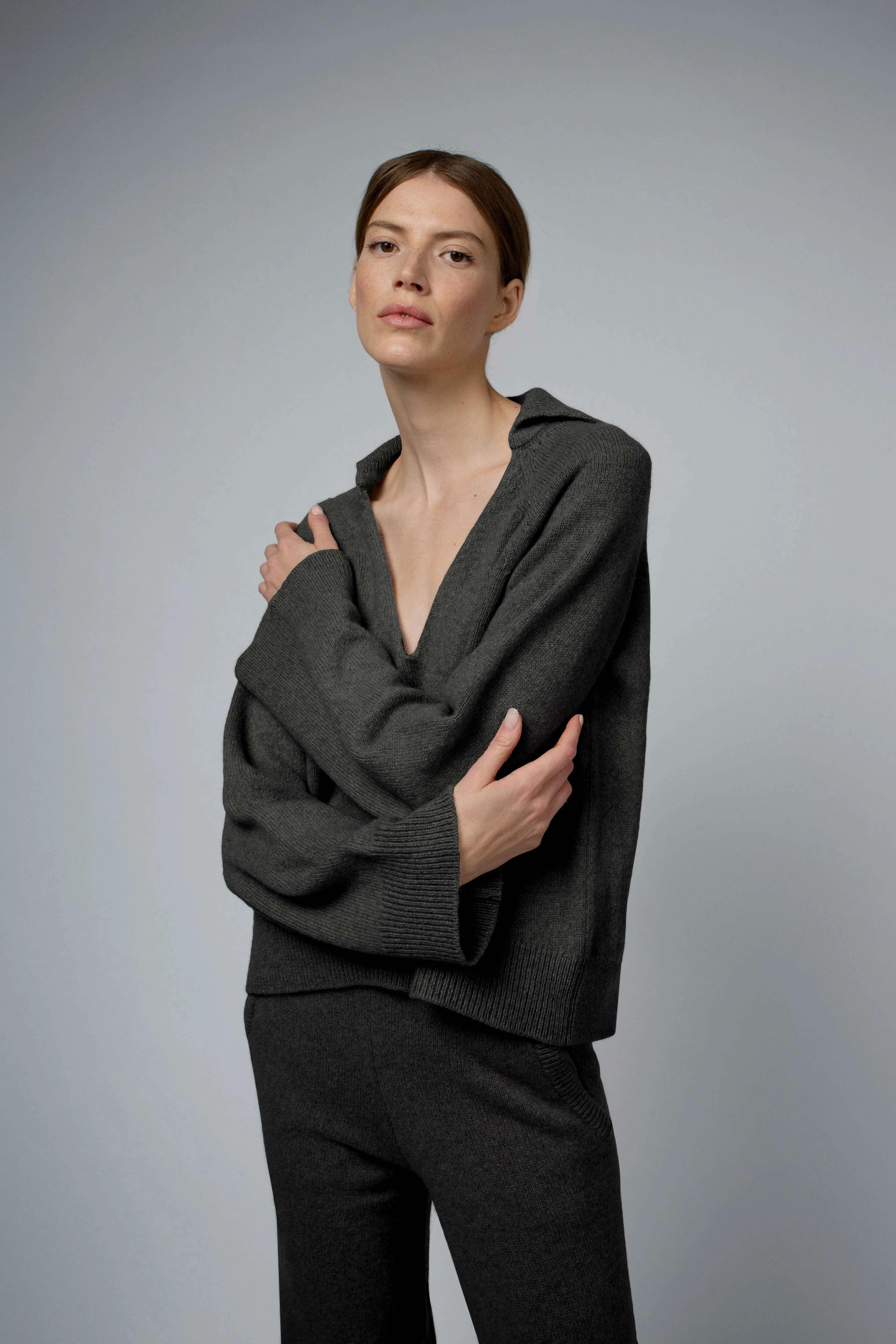 LAUREN RAGLAN SLEEVE CASHMERE SWEATER IN ANTHRACITE - Image 2