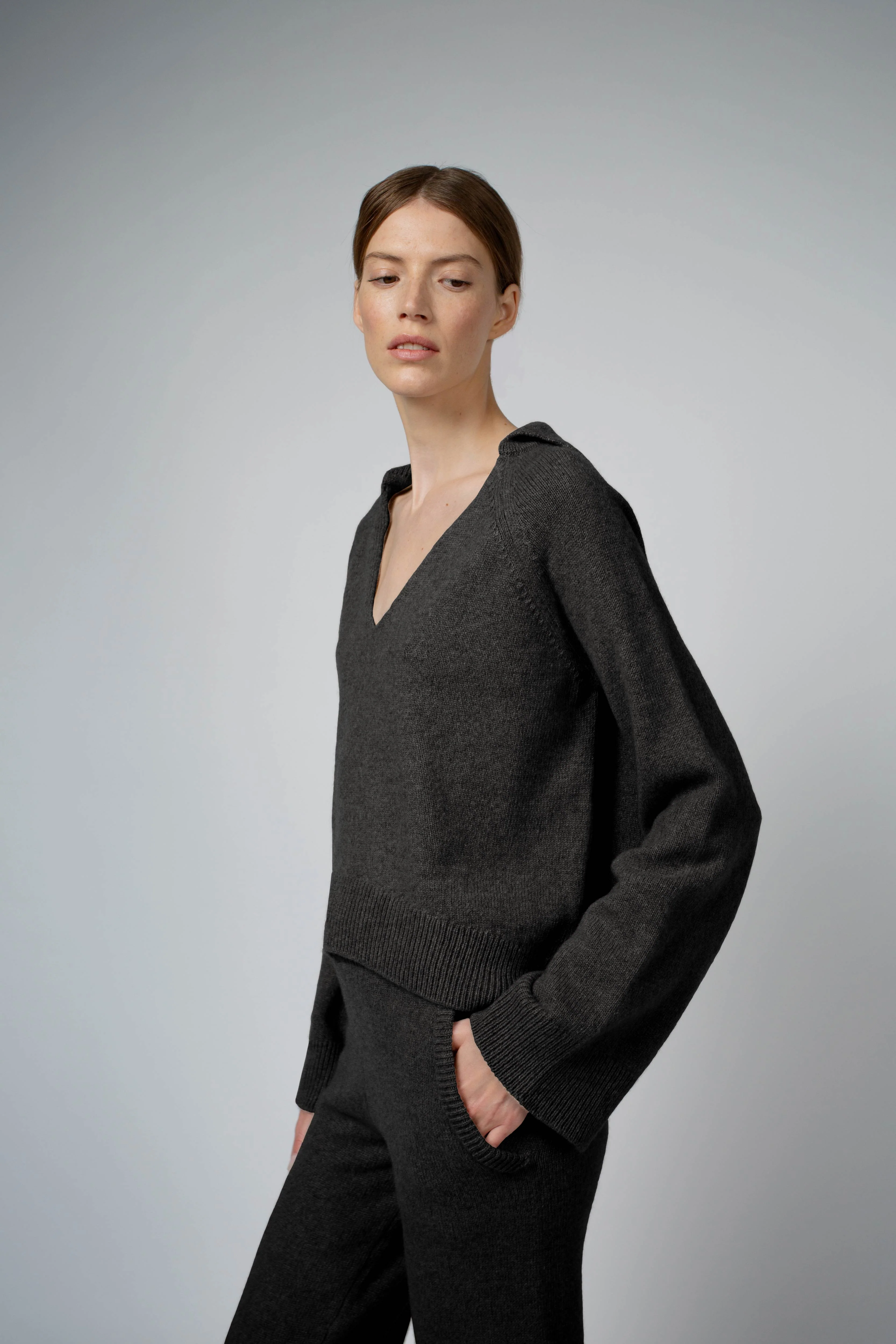 LAUREN RAGLAN SLEEVE CASHMERE SWEATER IN ANTHRACITE - Image 3