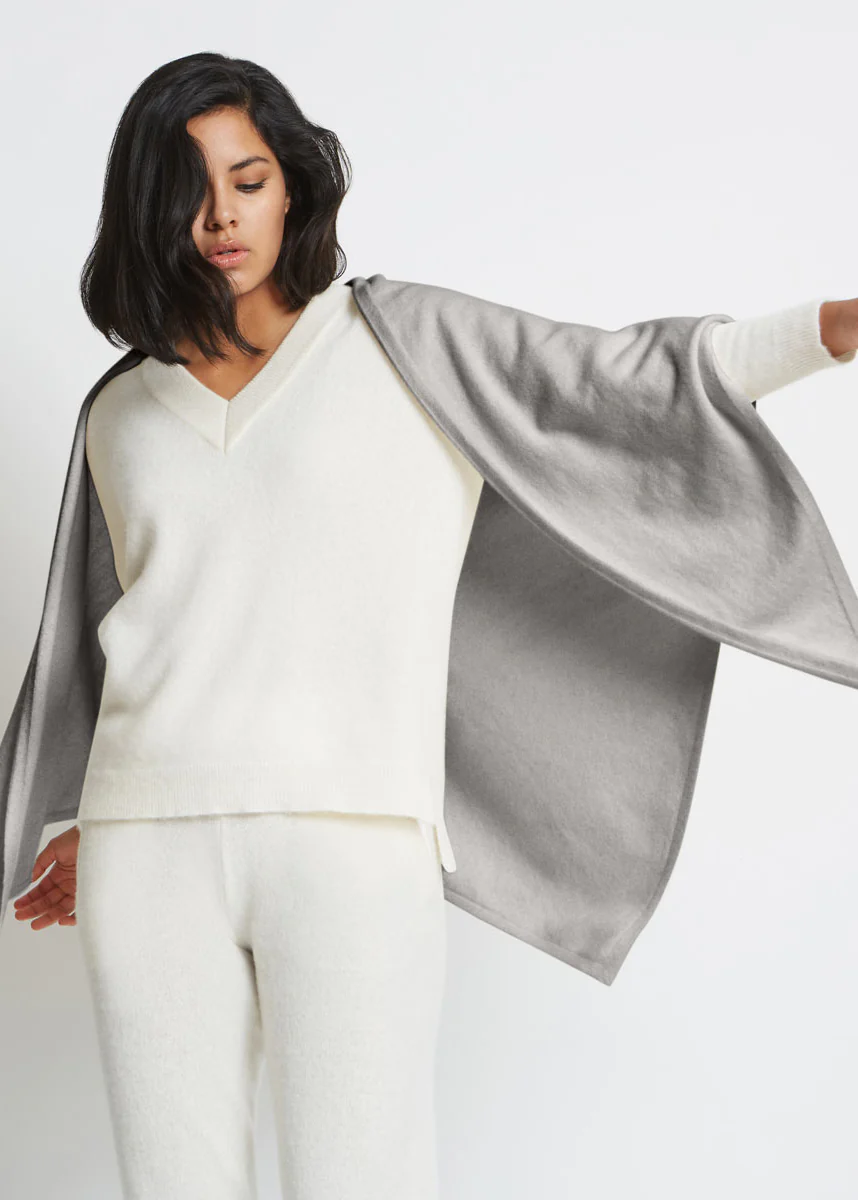 ANNA CASHMERE OVERSIZED TRIANGLE SARF IN HEATHER GREY - Image 3