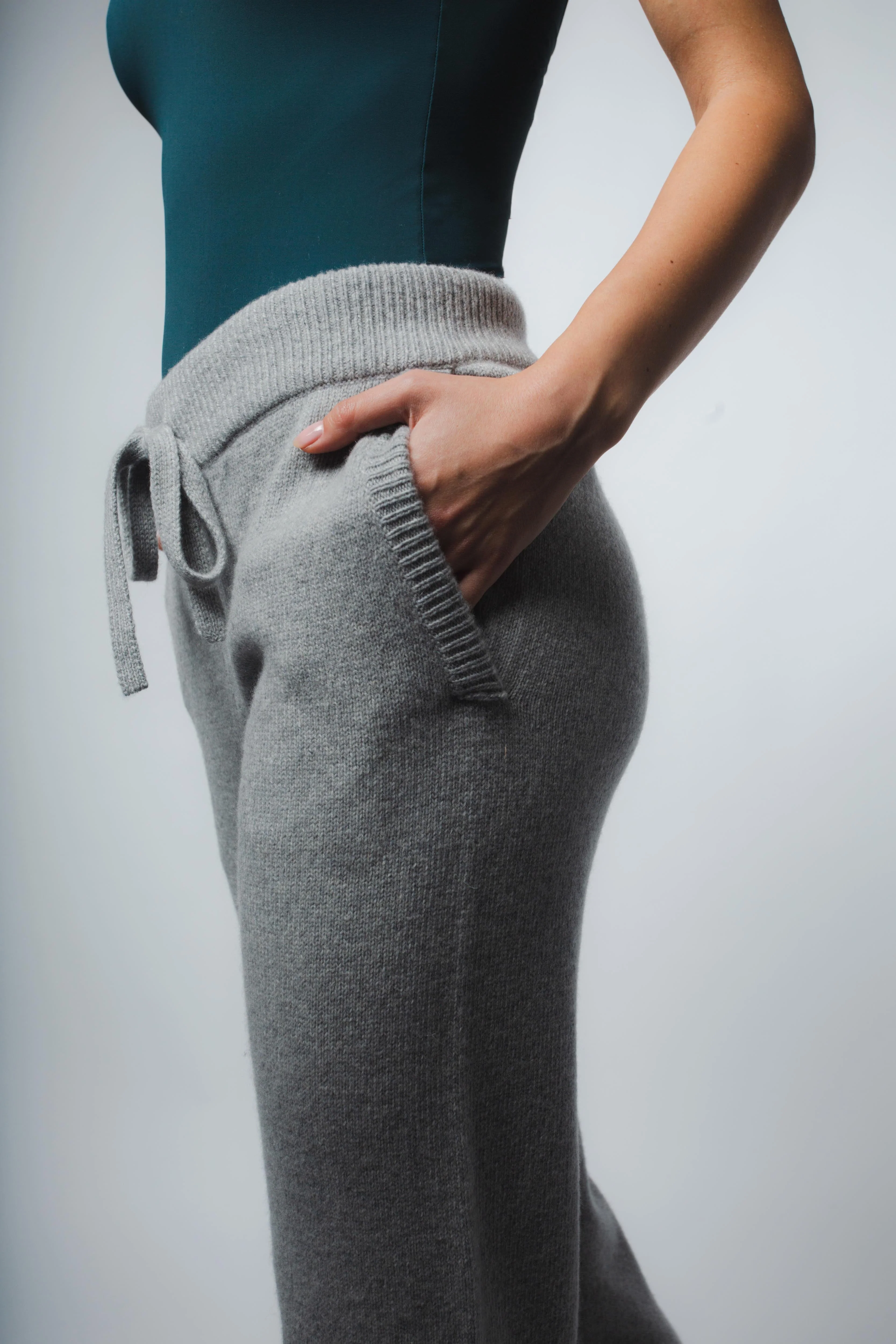 ADDISON CASHMERE TRACK PANT IN HEATHER GREY - Image 3