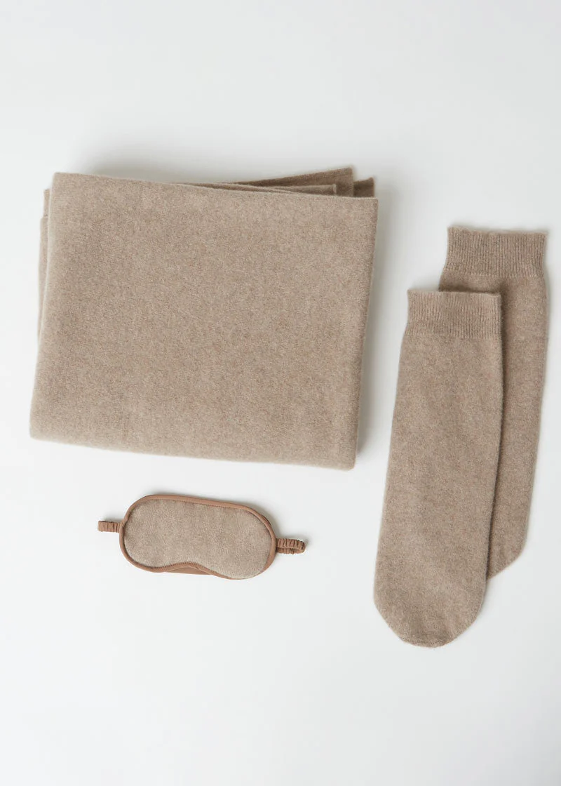 CLOUD NINE CASHMERE TRAVEL SET IN FAWN - Image 4