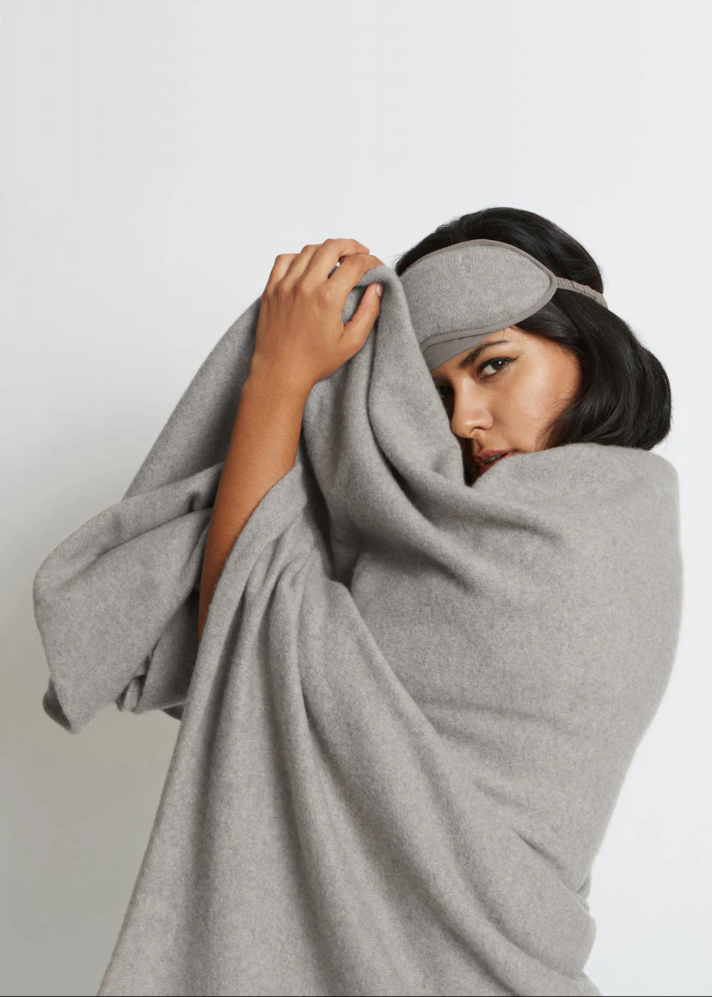 CLOUD NINE CASHMERE TRAVEL SET IN HEATHER GREY - Image 4
