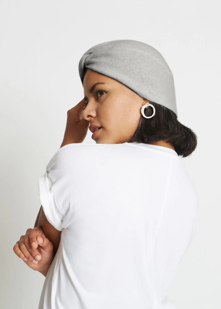 STACY CASHMERE TURBAN HAT IN HEATHER GREY - Image 3