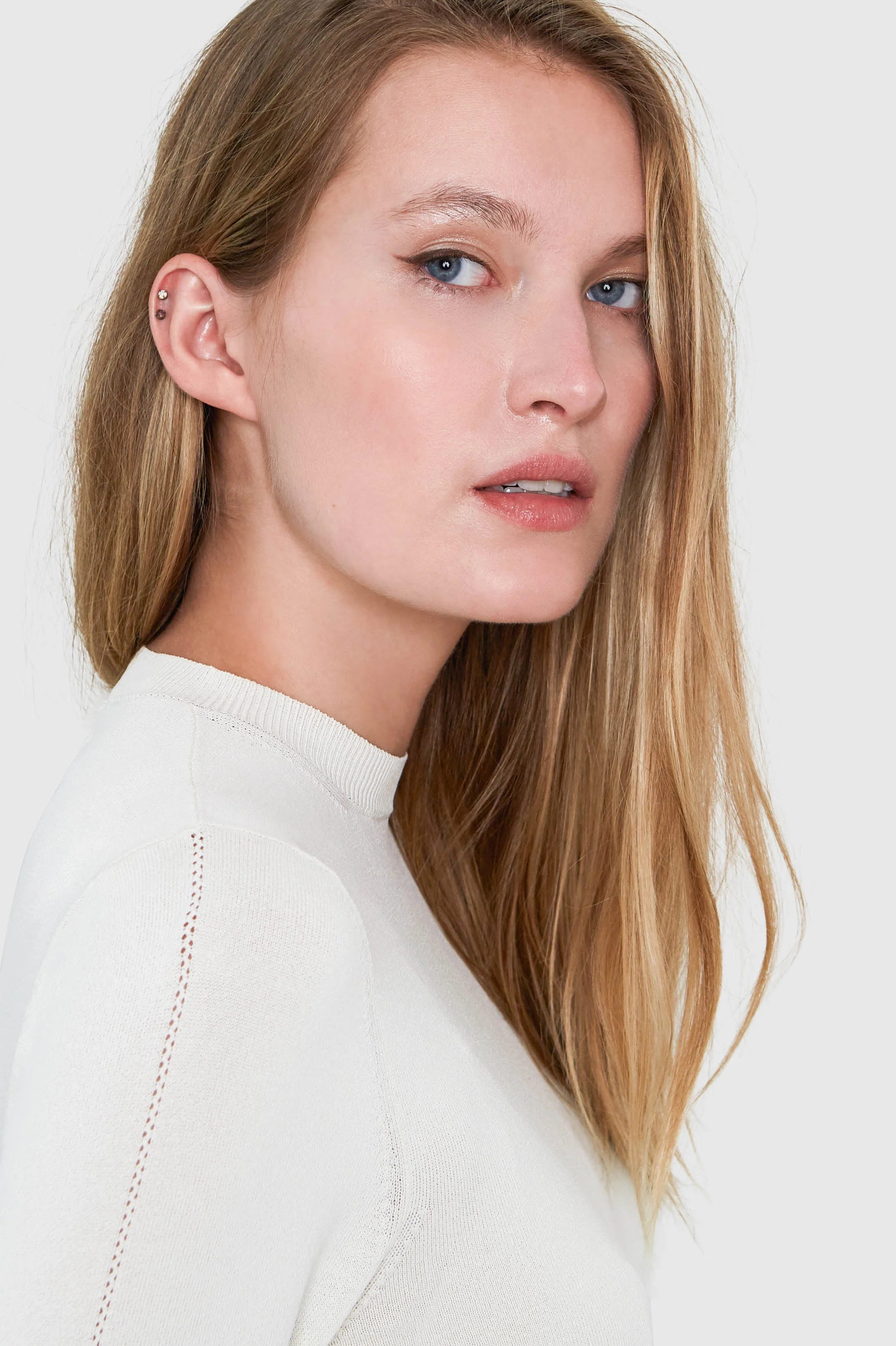 AMBER CREW NECK VISCOSE BODYSUIT IN CREAM - Image 4