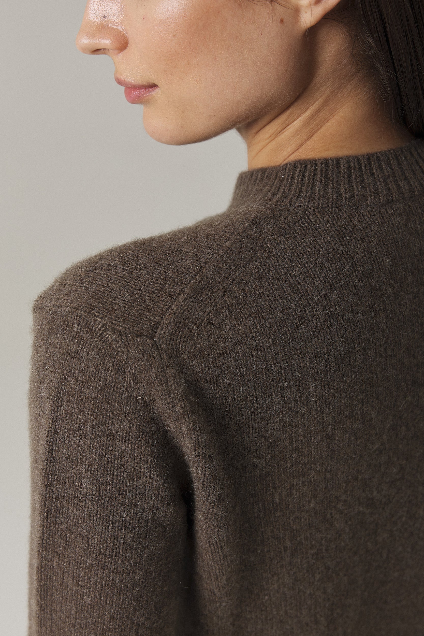 NYLA CROPPED CASHMERE CARDIGAN IN CHESTNUT - Image 3