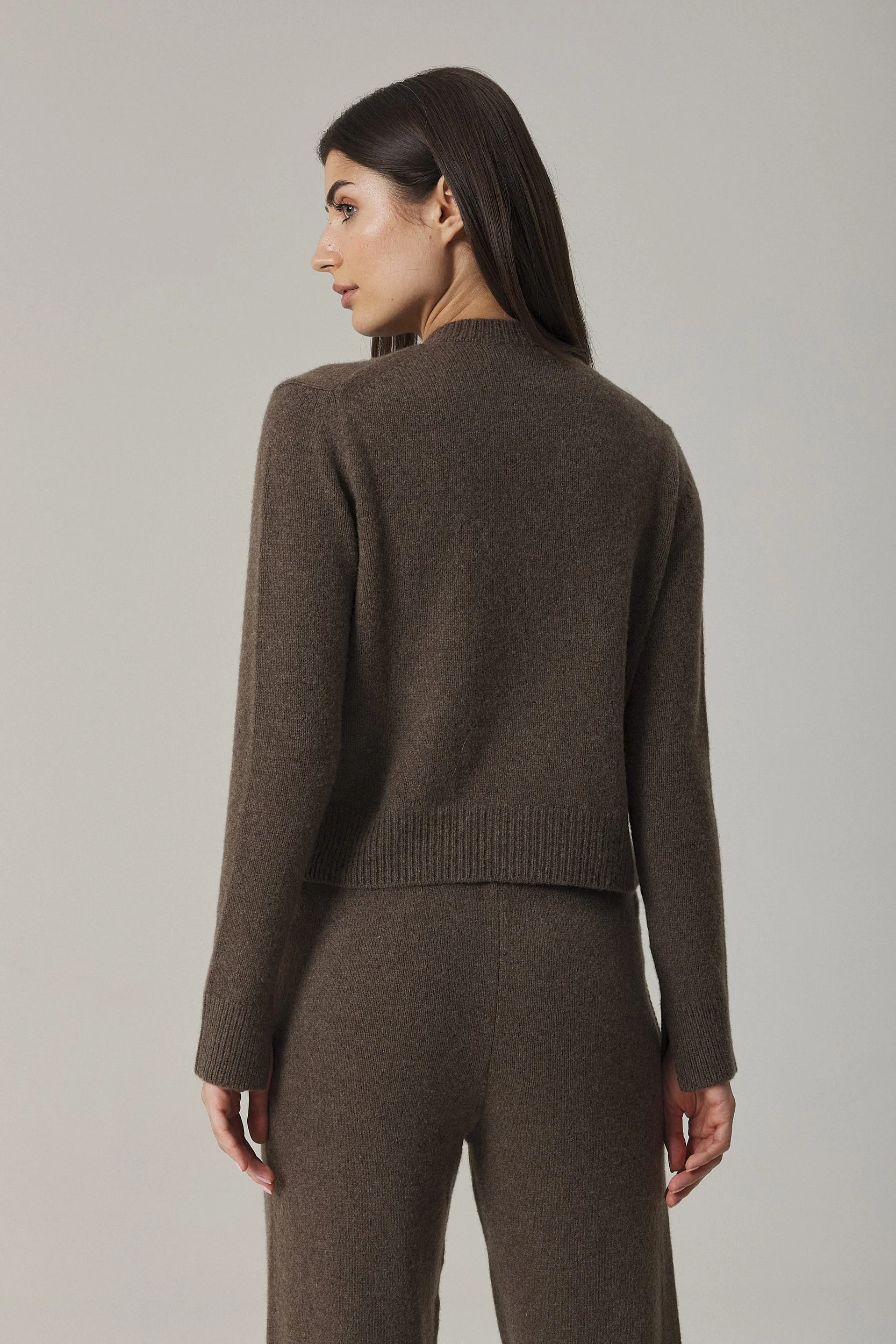 NYLA CROPPED CASHMERE CARDIGAN IN CHESTNUT - Image 4