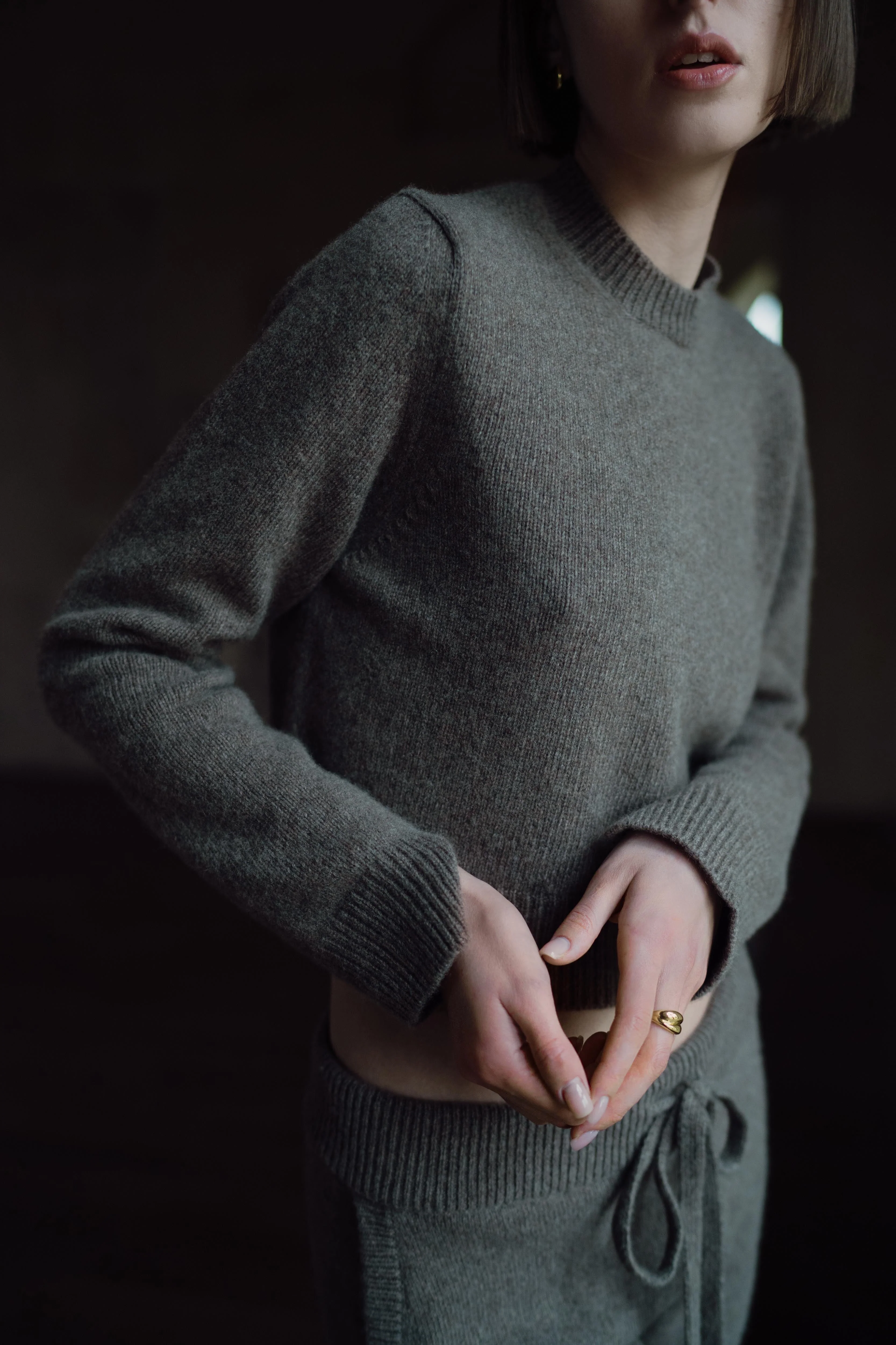 ZOE CROPPED CASHMERE PULLOVER IN CHESTNUT - Image 2