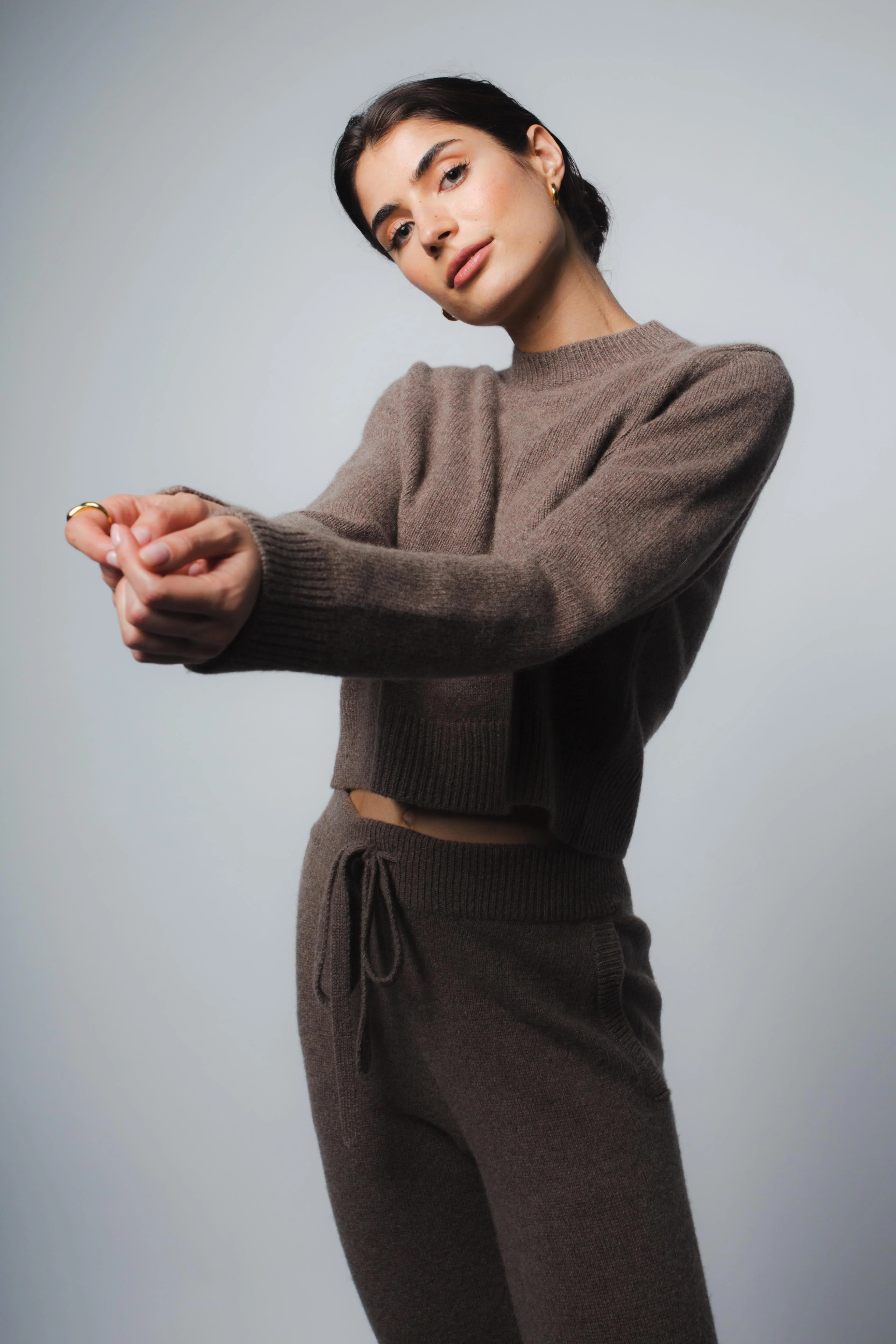 ZOE CROPPED CASHMERE PULLOVER IN CHESTNUT - Image 3