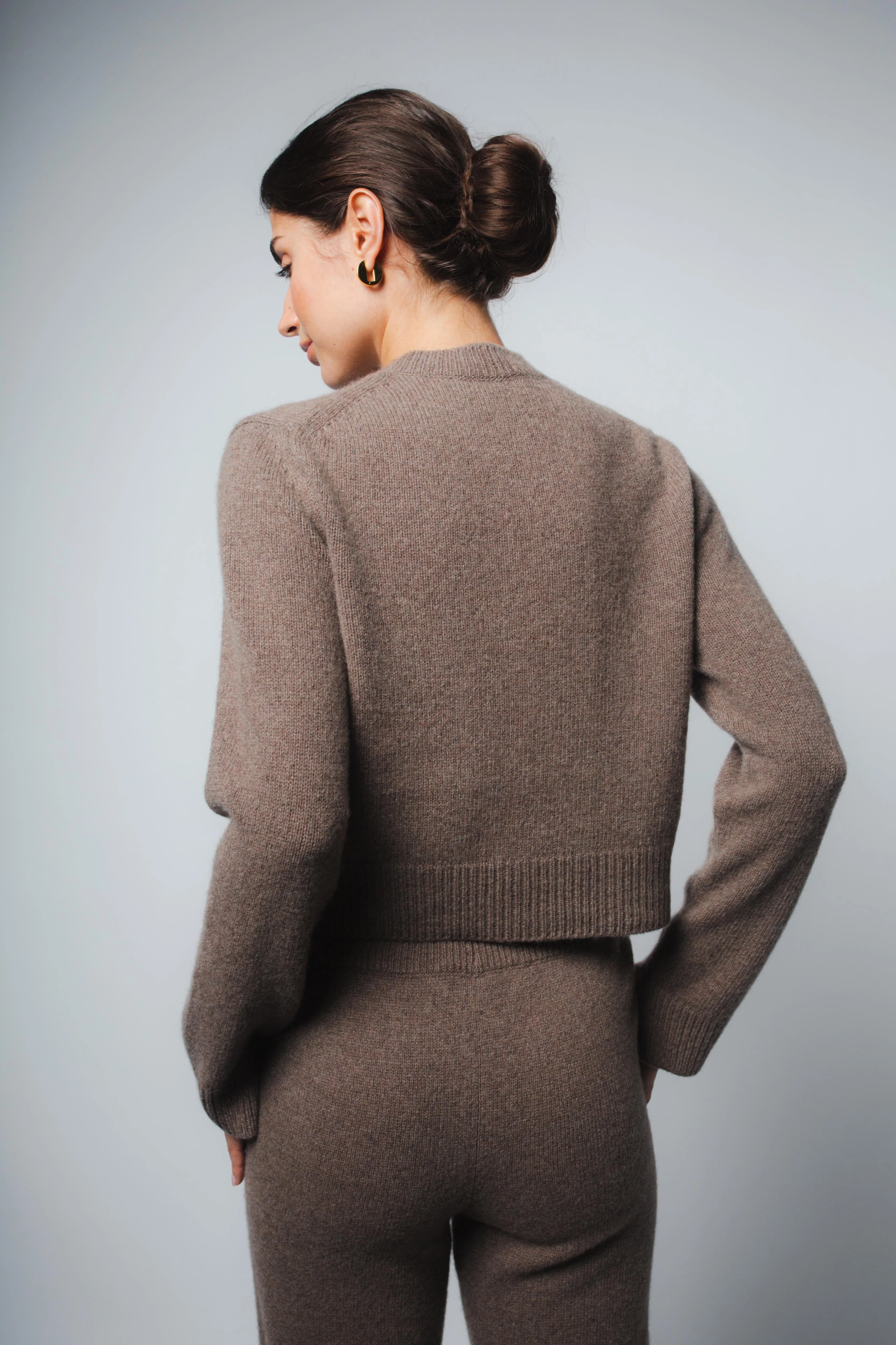 ZOE CROPPED CASHMERE PULLOVER IN CHESTNUT - Image 4