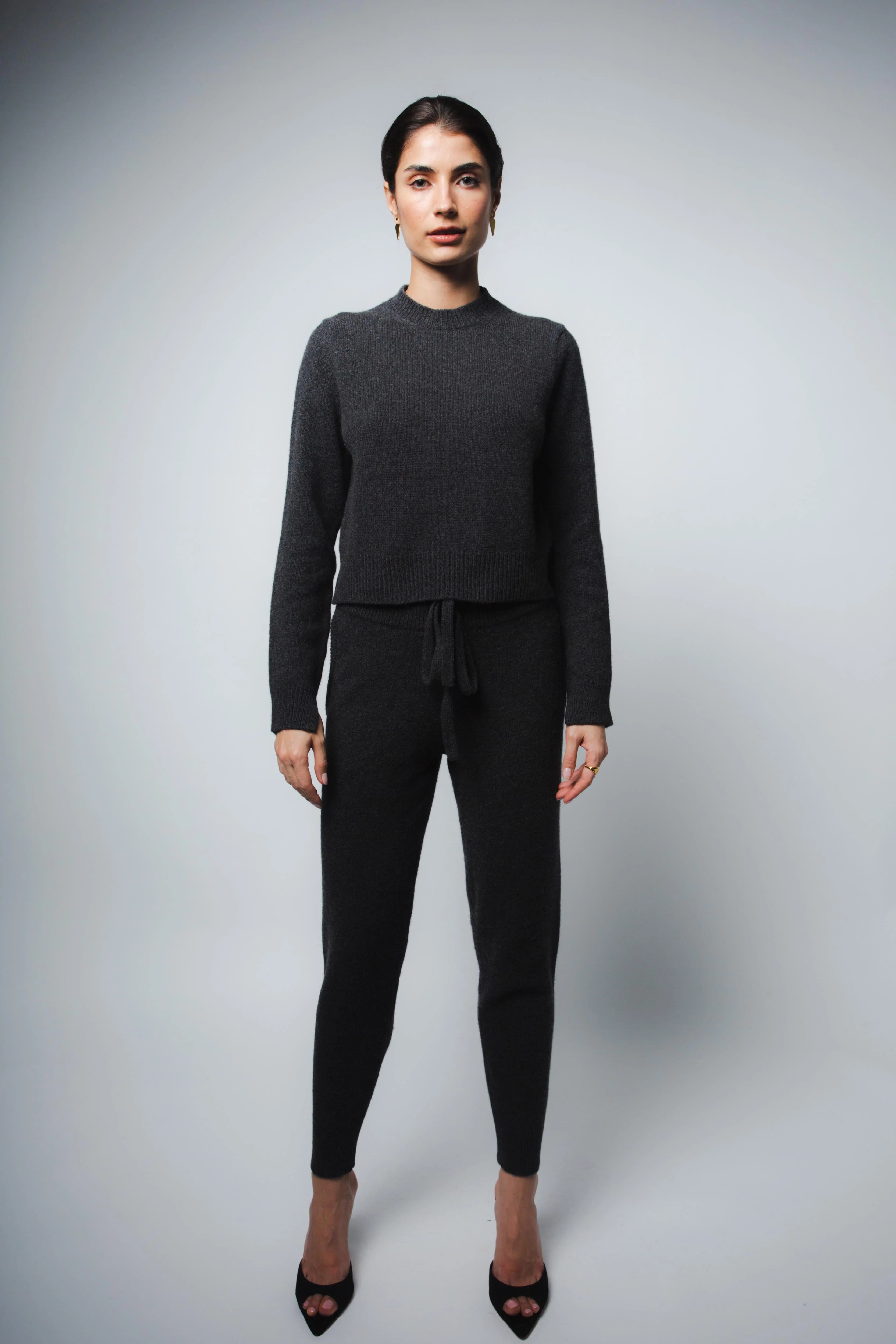ZOE CROPPED CASHMERE PULLOVER IN ANTHRACITE - Image 3