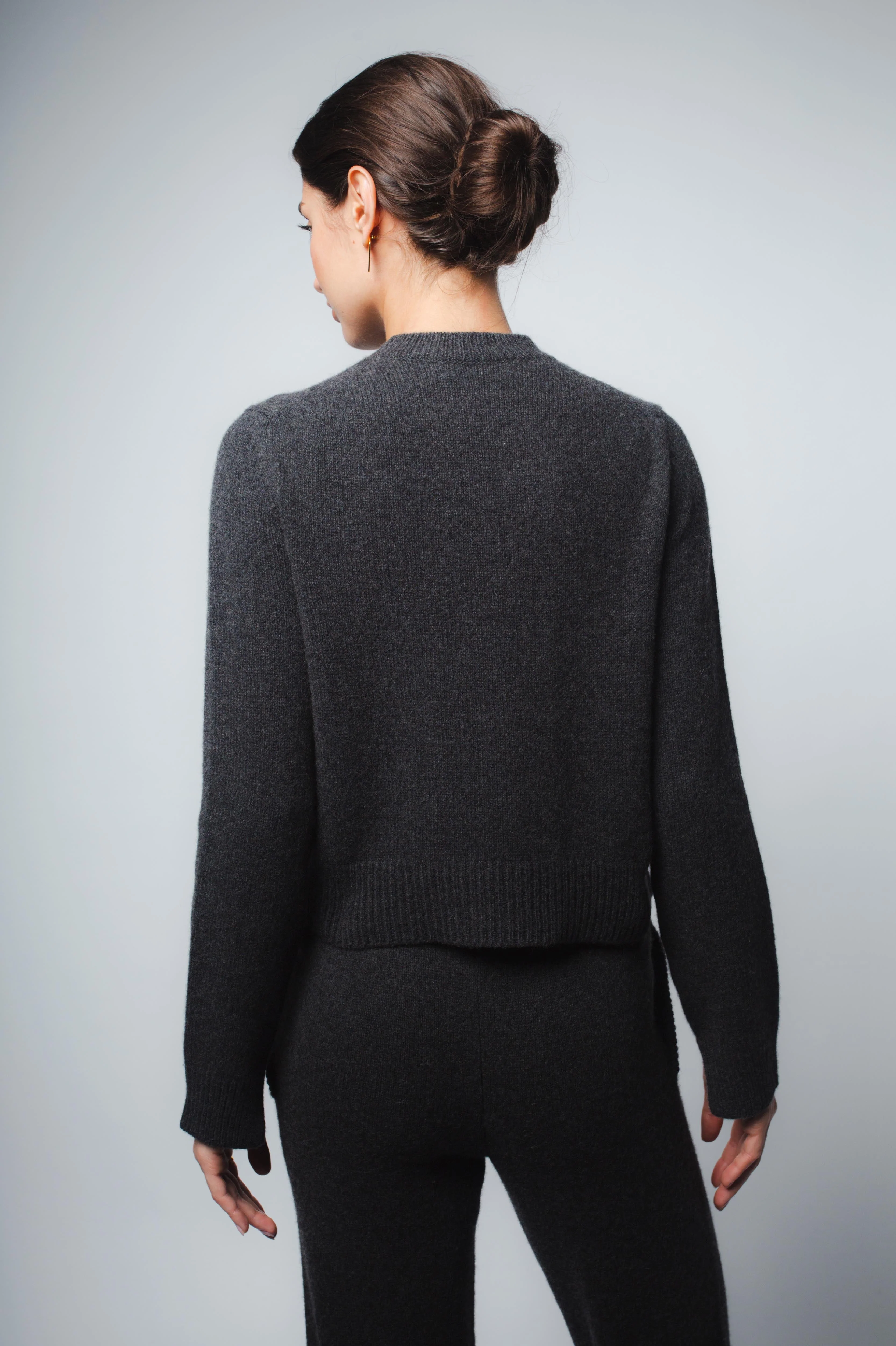 ZOE CROPPED CASHMERE PULLOVER IN ANTHRACITE - Image 4