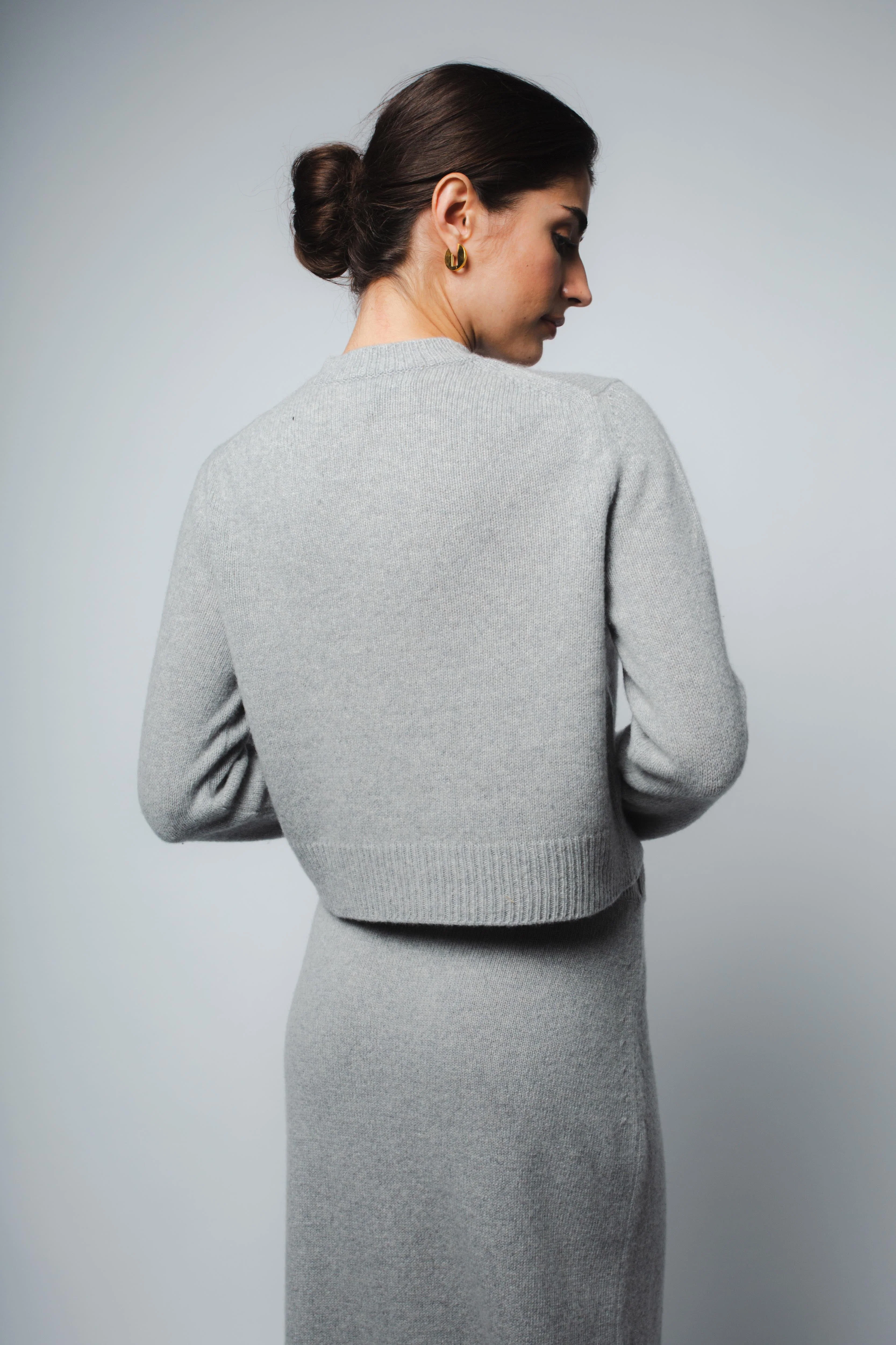 ZOE CROPPED CASHMERE PULLOVER IN HEATHER GREY - Image 3