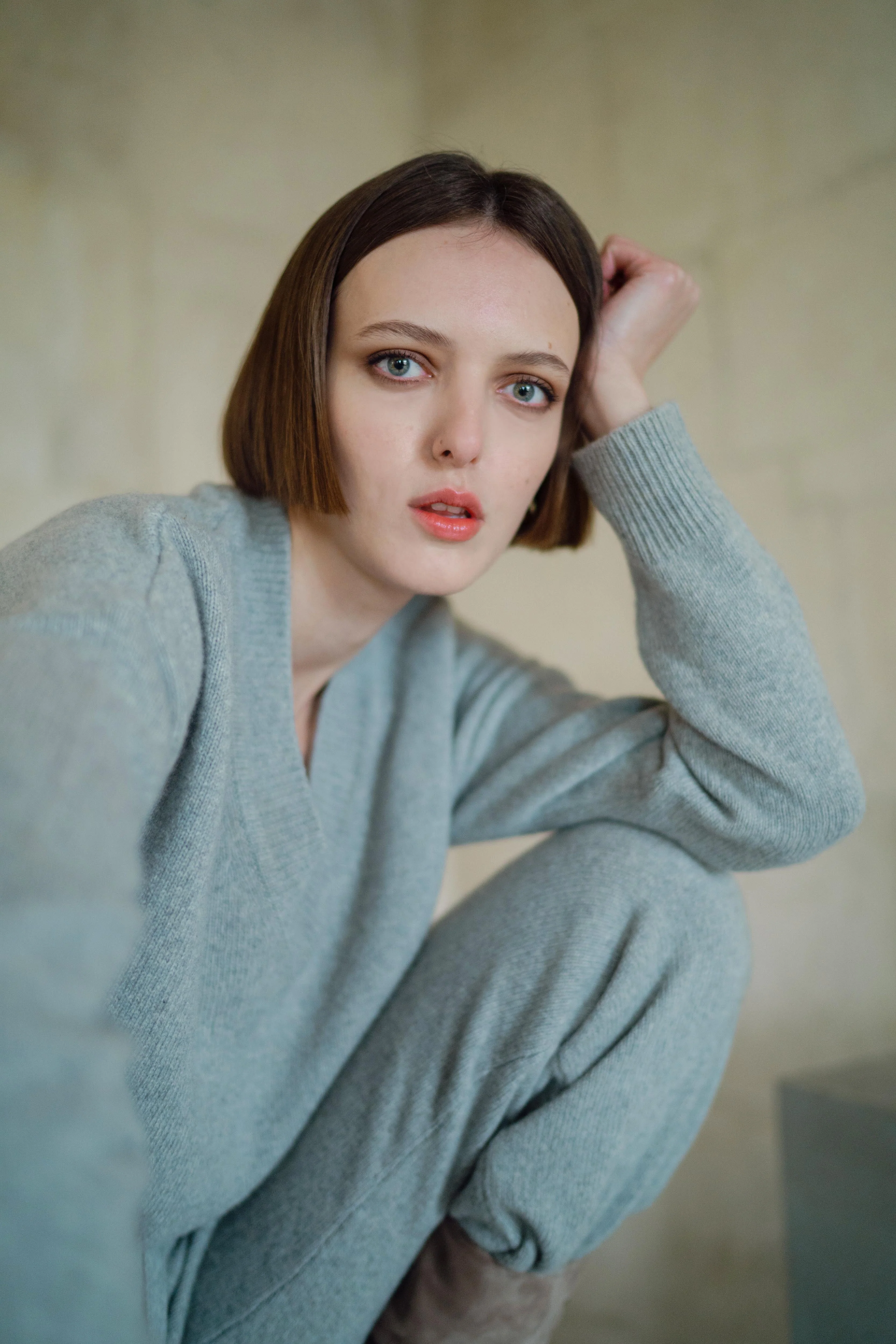ZOE CROPPED CASHMERE PULLOVER IN HEATHER GREY - Image 4