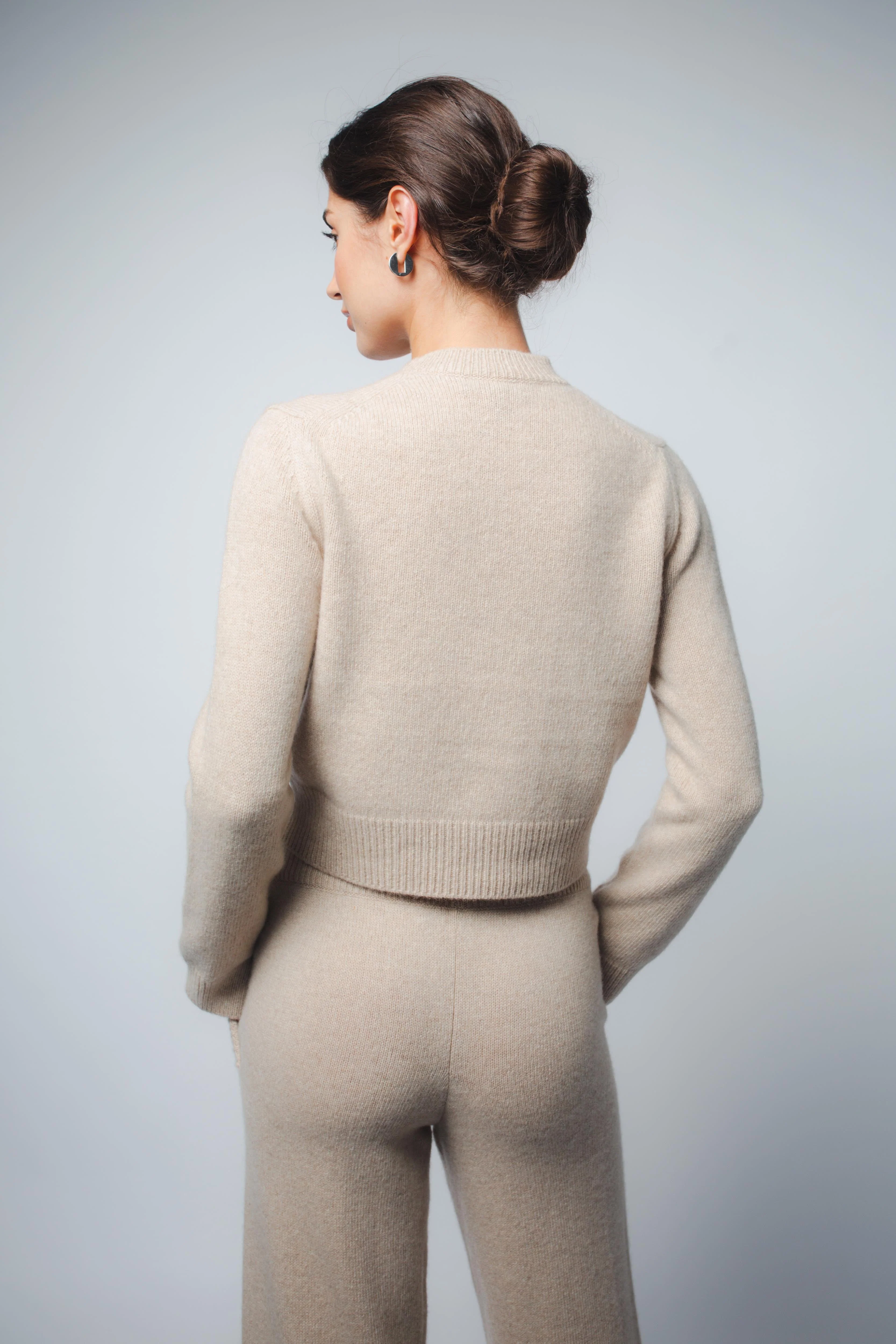 ZOE CROPPED CASHMERE PULLOVER IN SAND - Image 4