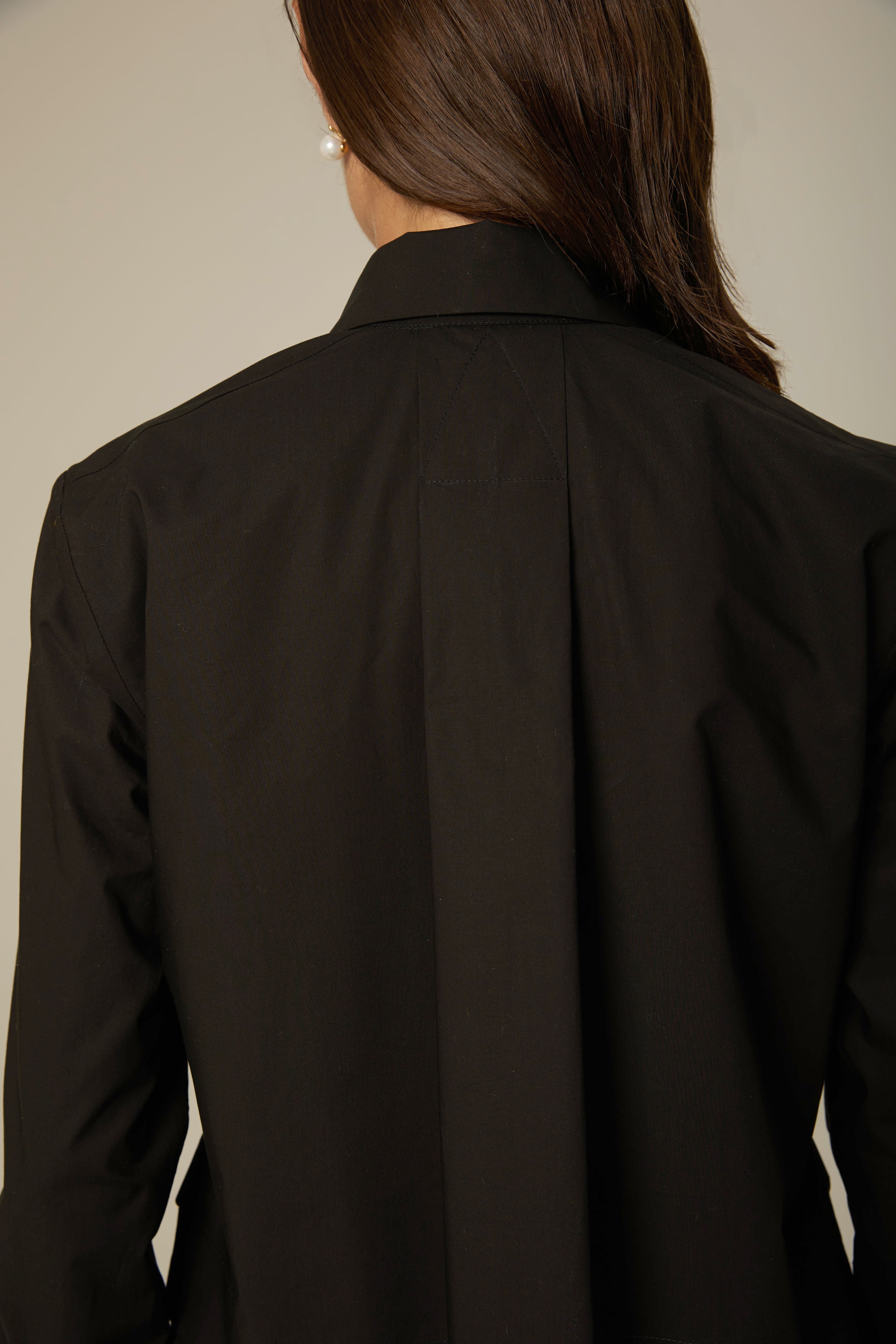 COLE ORGANIC COTTON CROPPED SHIRT IN BLACK - Image 4