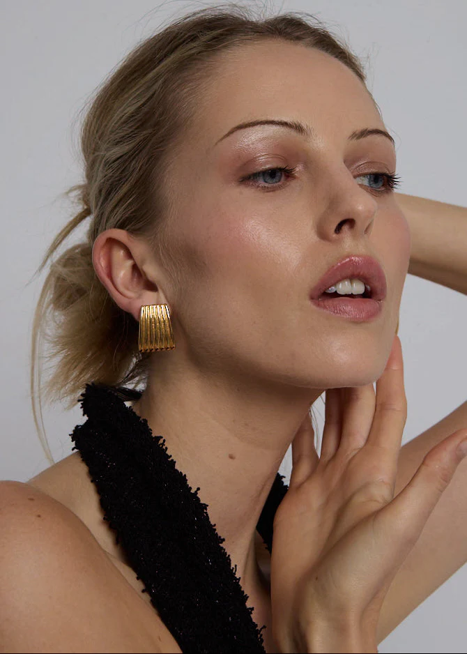 HEAVEN MAYHEM - Ribbed Gold Earrings - Image 5