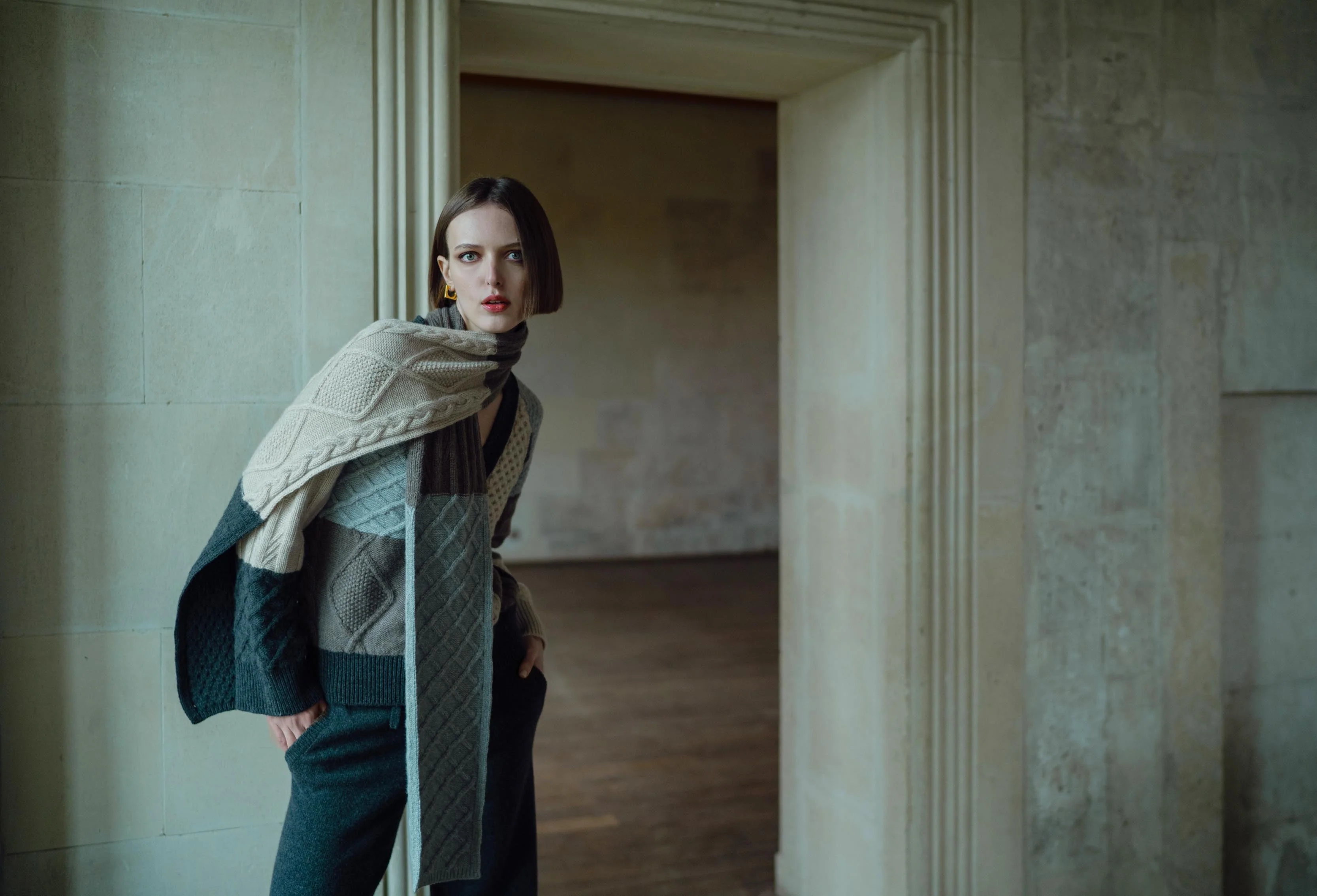 CATE CASHMERE CARDIGAN WITH DETACHABLE SCARF IN CHESTNUT COMBO - Image 3