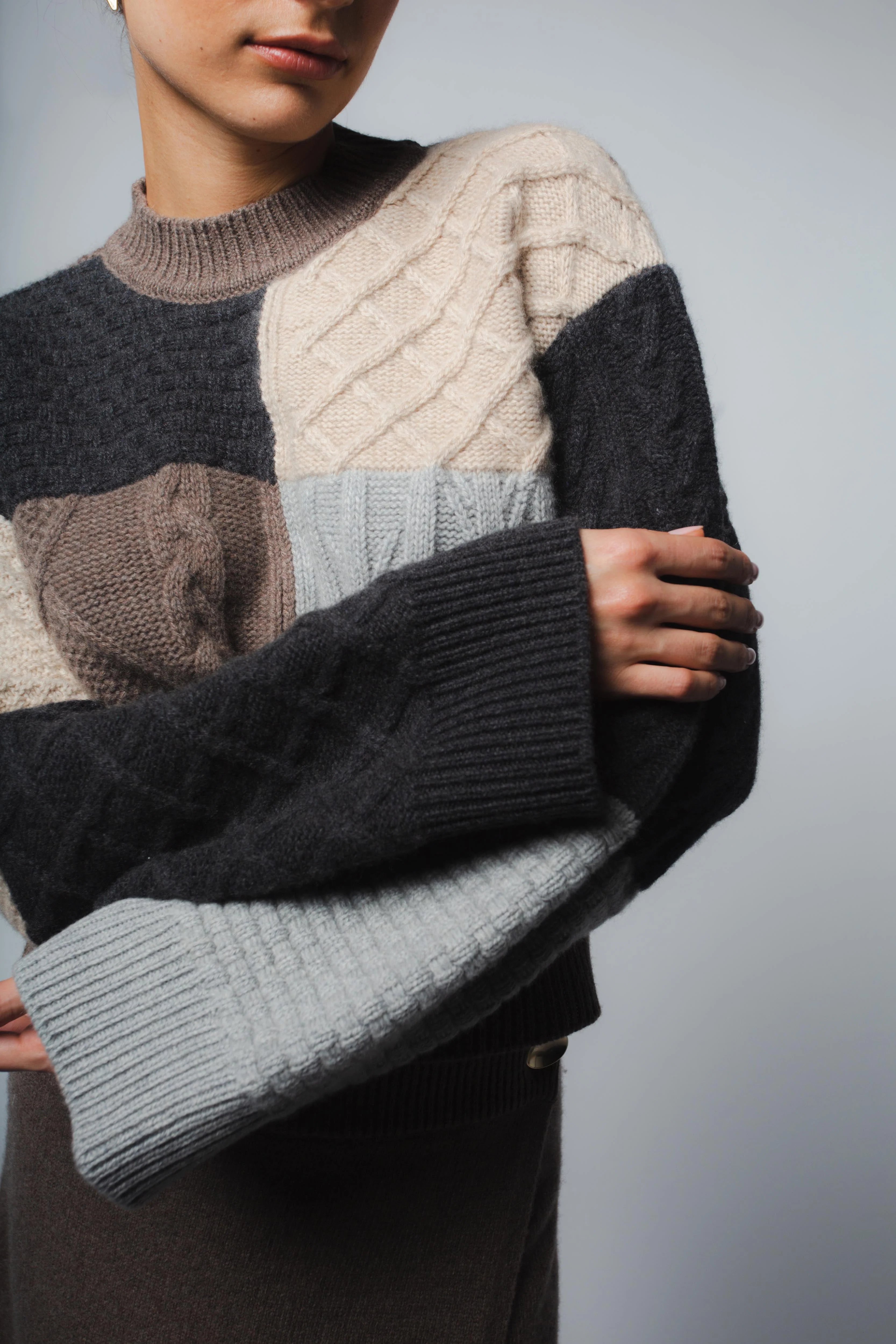 ANJA INTARSIA CASHMERE PULLOVER IN CHESTNUT COMBO - Image 2