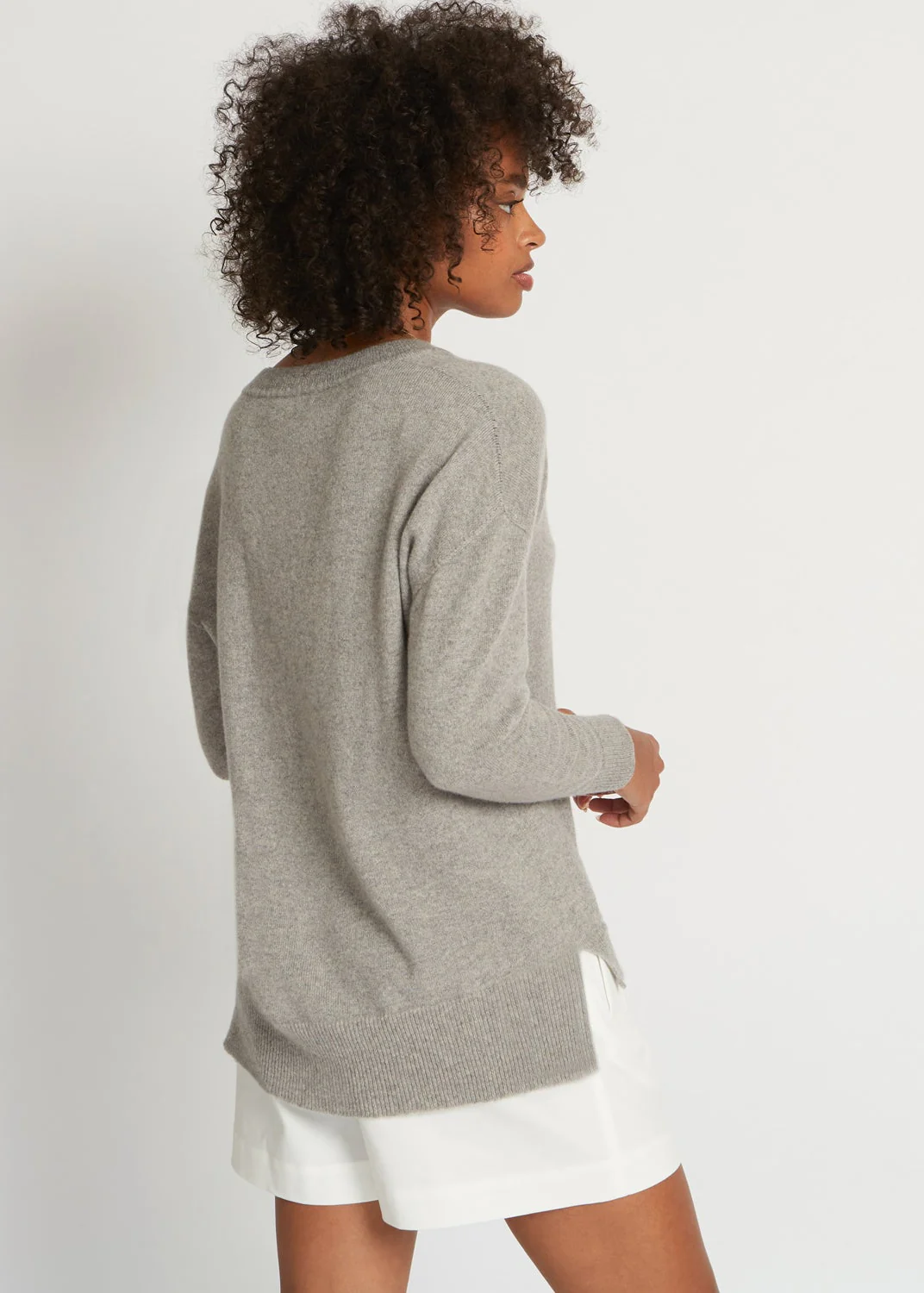 CRISTA 3D KNITTED V-NECK CASHMERE SWEATER IN HEATHER GREY - Image 4