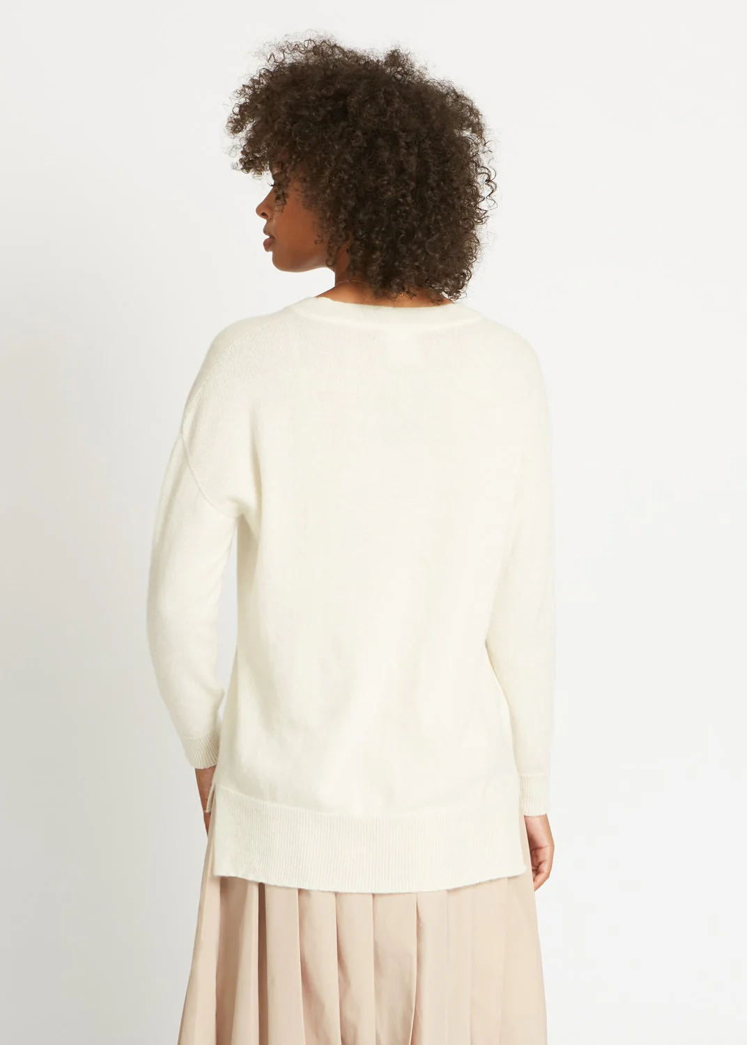 CRISTA 3D KNITTED V-NECK CASHMERE SWEATER IN SUGAR - Image 4