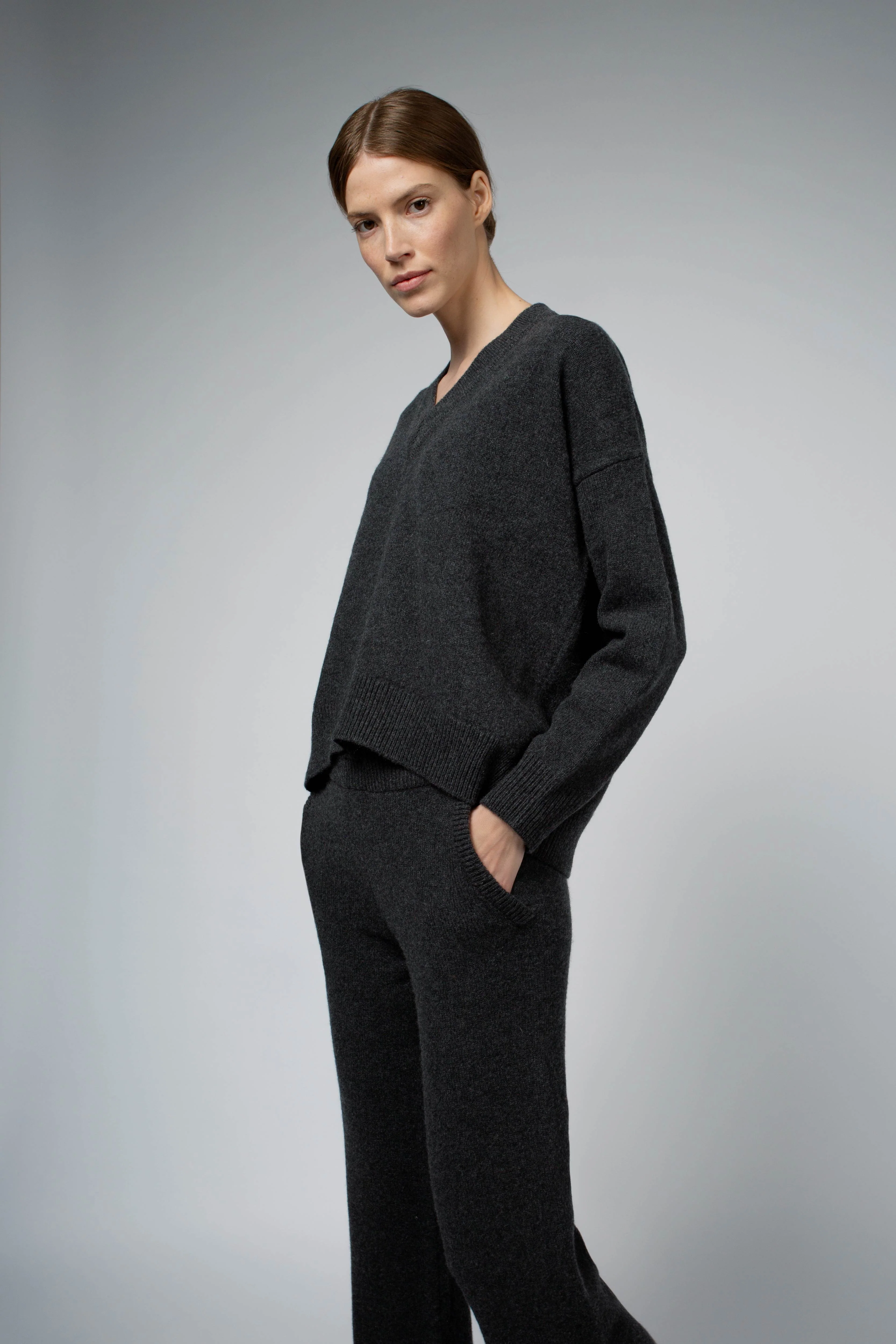 ALEX FLARE CASHMERE LOUNGE PANT IN ANTHRACITE - Image 3