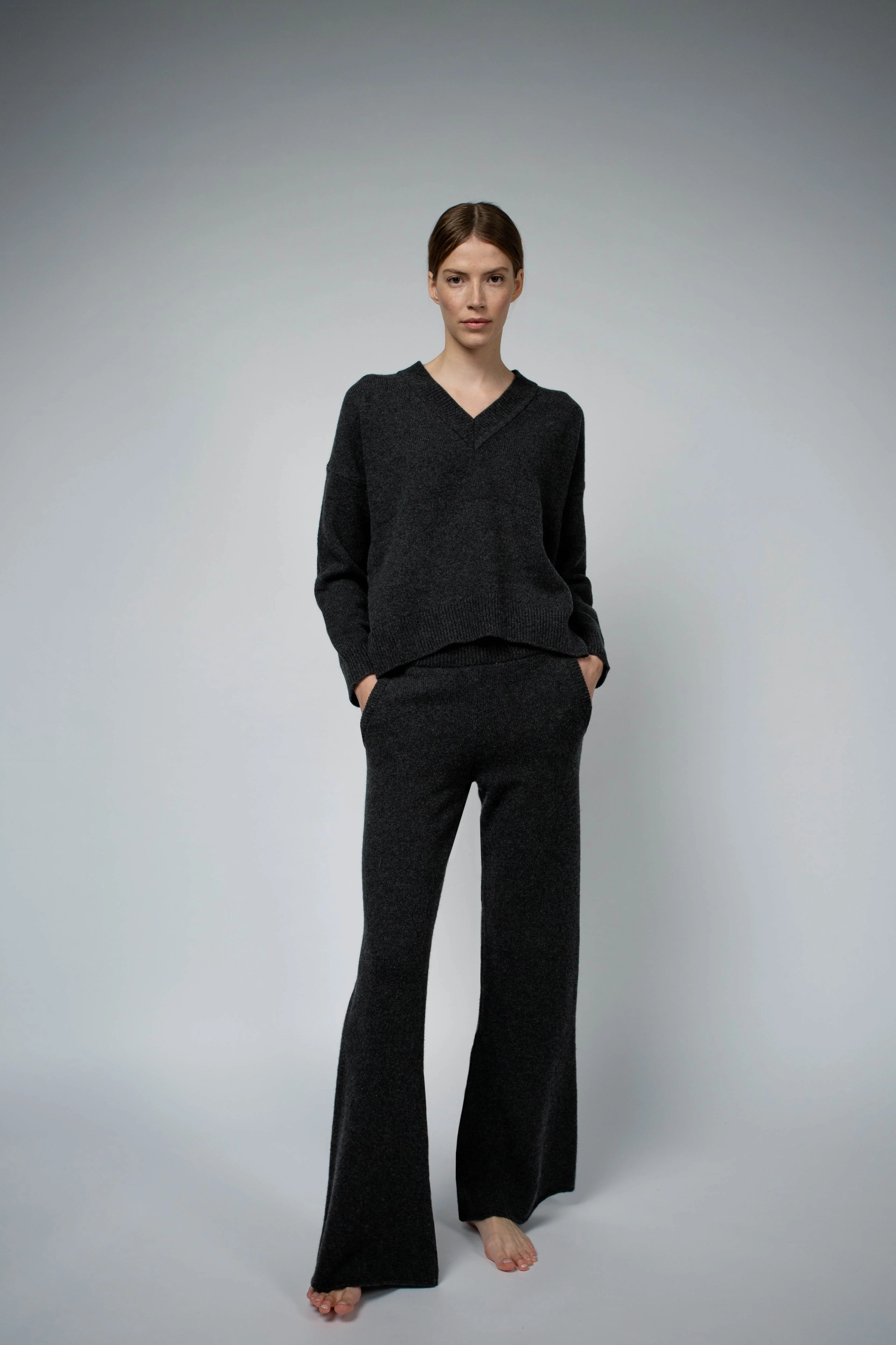 ALEX FLARE CASHMERE LOUNGE PANT IN ANTHRACITE - Image 4