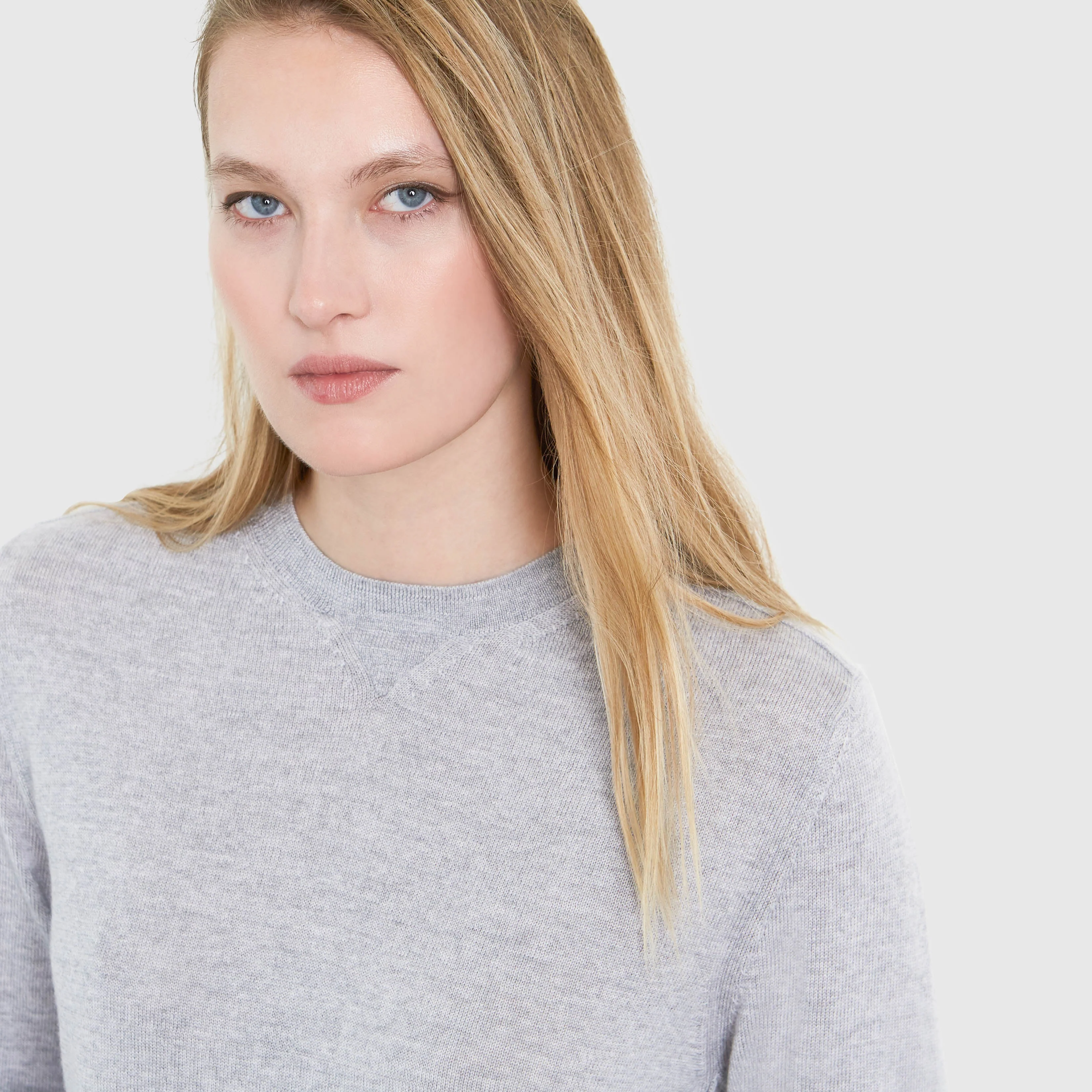 ELLEN NOTCHED NECKBAND MERINO WOOL SWEATER IN HEATHER GREY - Image 2