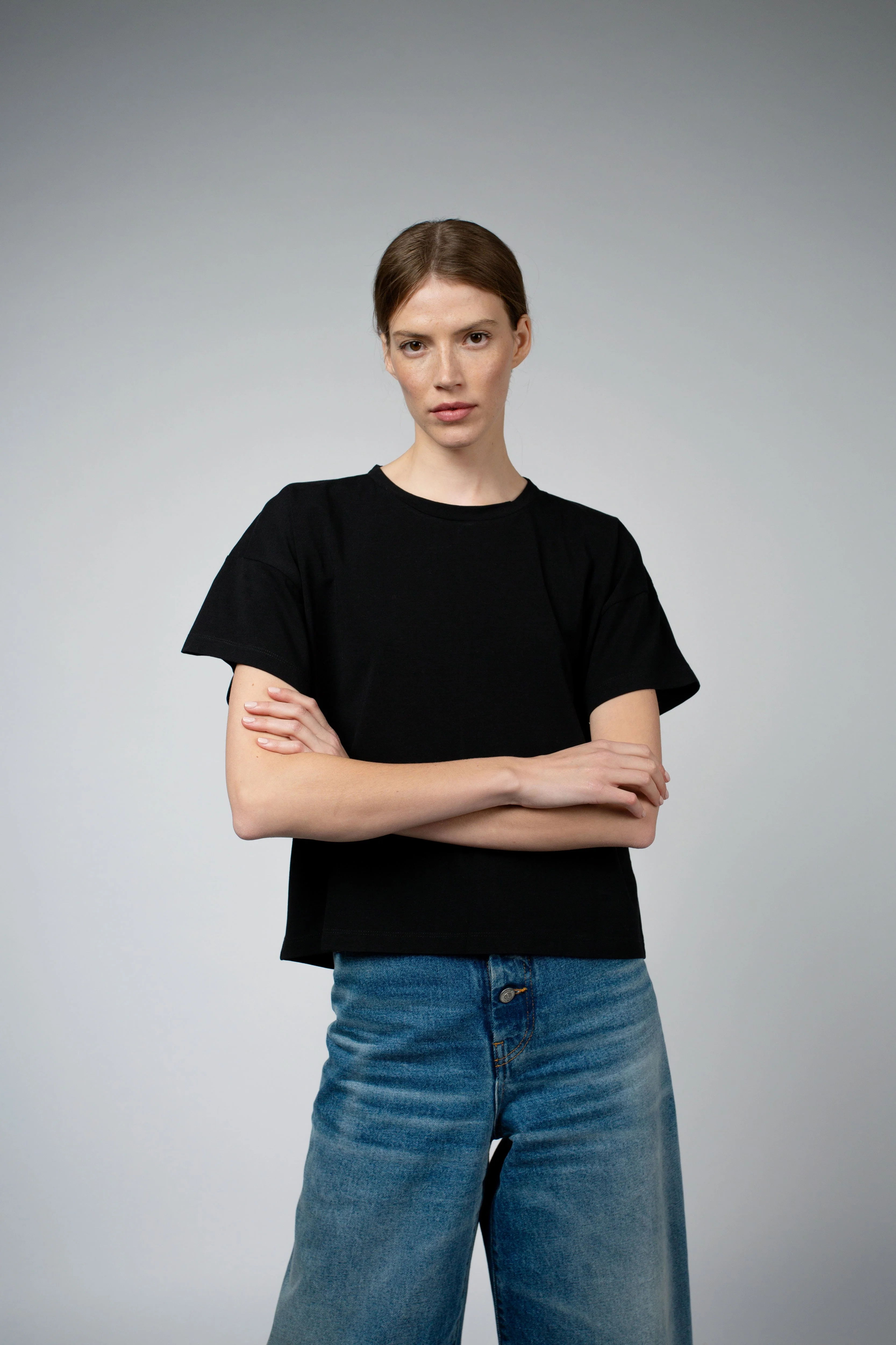 BEVIN ORGANIC COTTON BOYFRIEND T-SHIRT IN BLACK - Image 3
