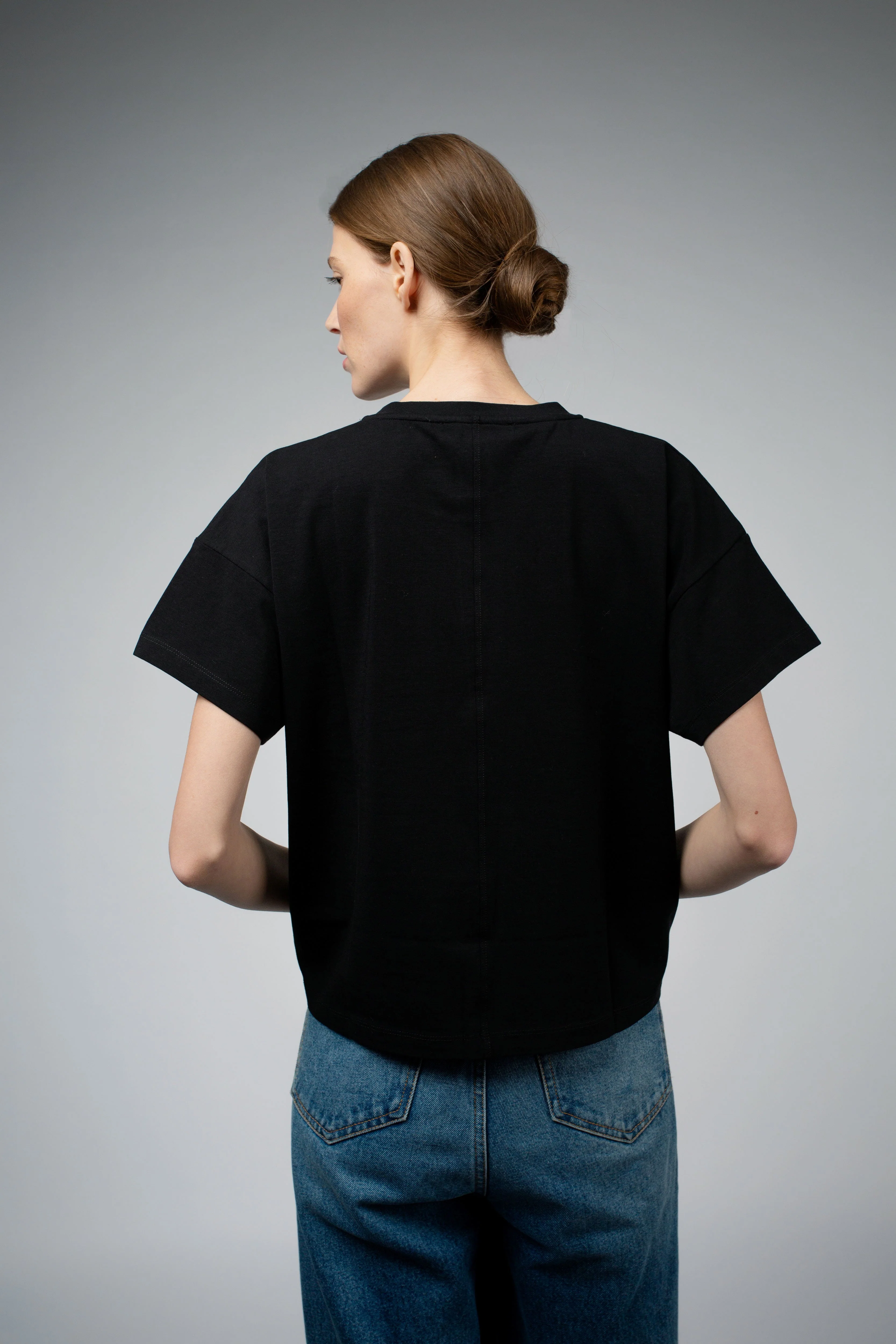 BEVIN ORGANIC COTTON BOYFRIEND T-SHIRT IN BLACK - Image 4