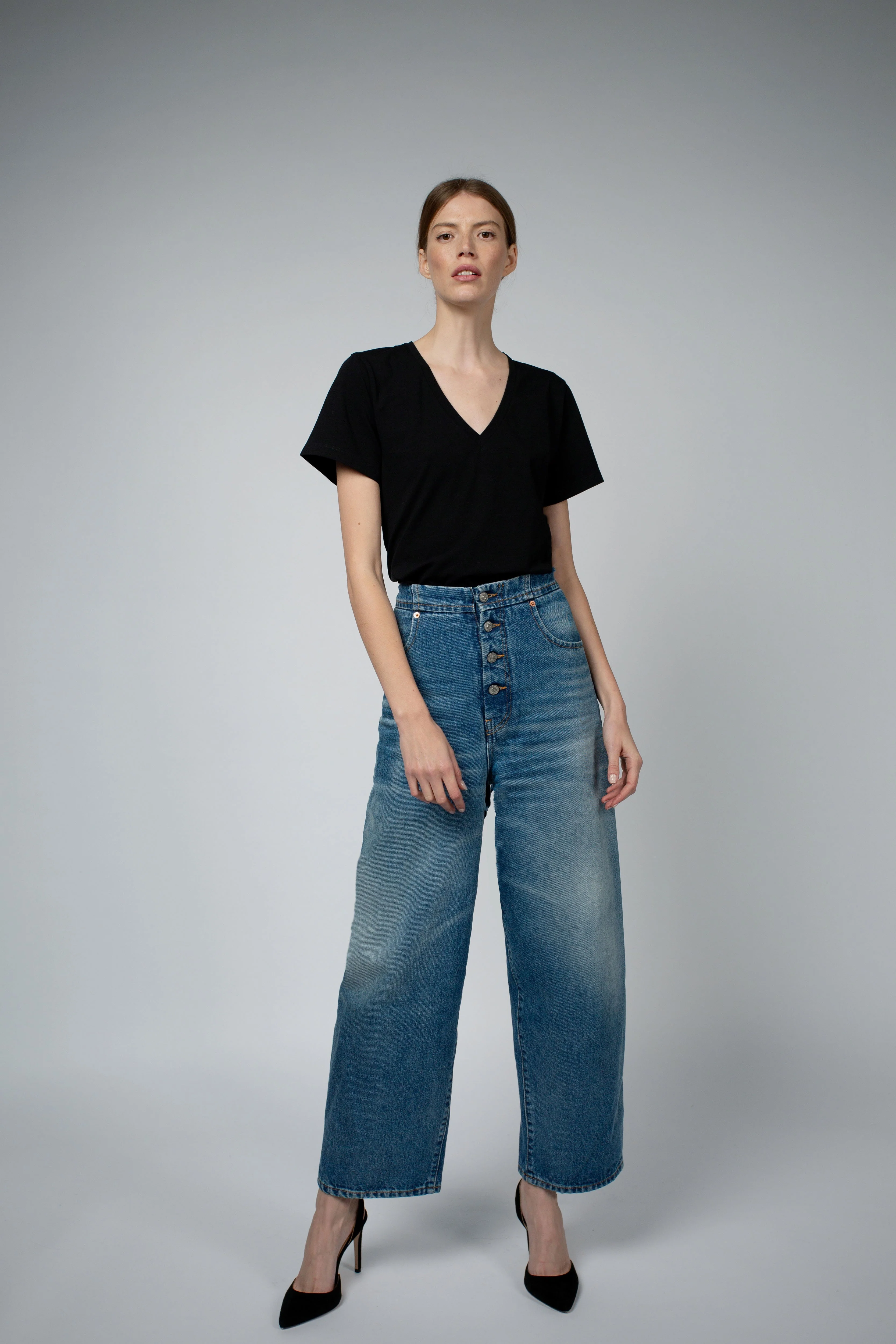 MAGDA ORGANIC COTTON V-NECK T-SHIRT IN BLACK - Image 4