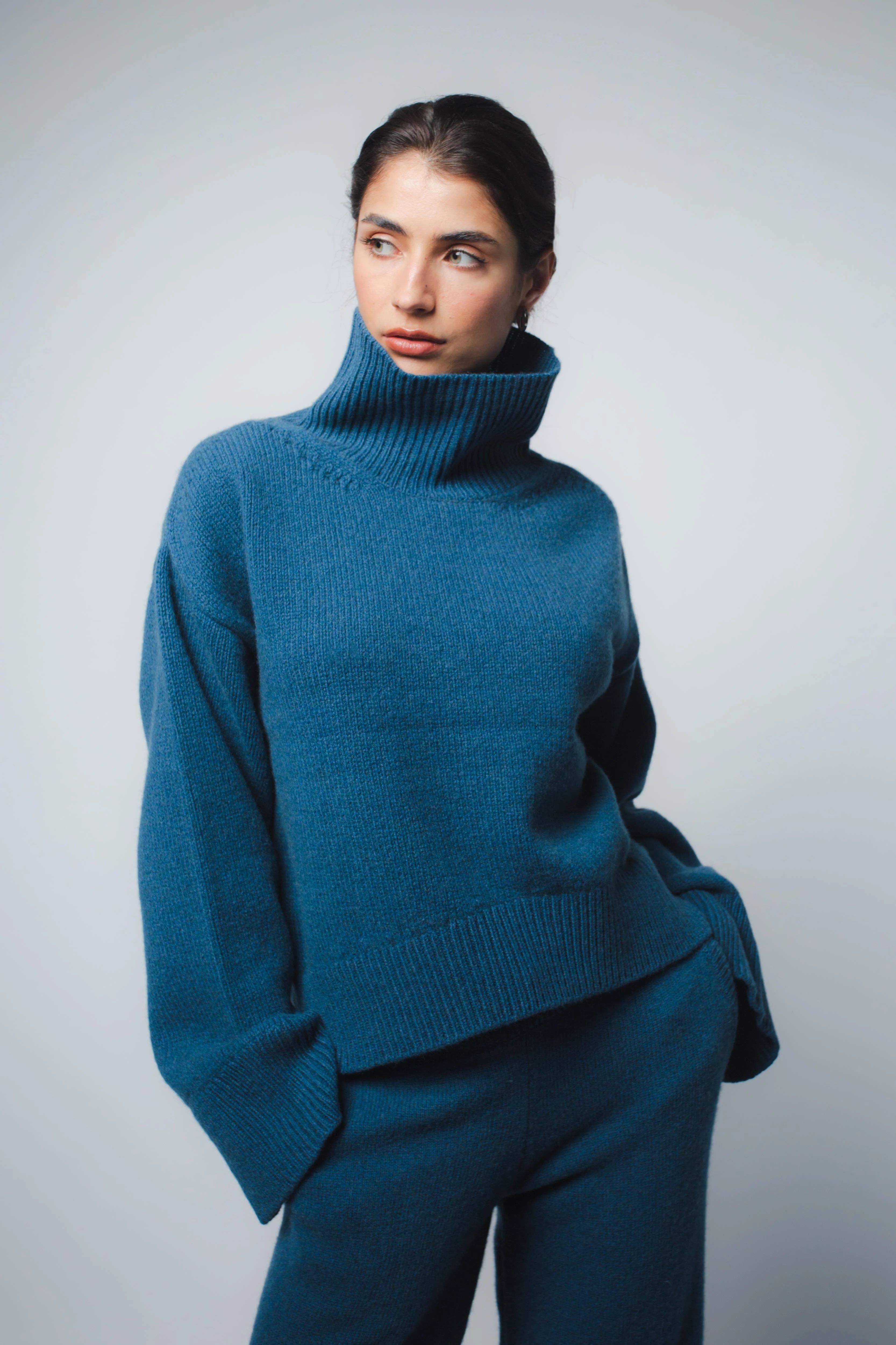 CIO DROPPED SHOULDER CASHMERE PULLOVER IN PEACOCK - Image 2
