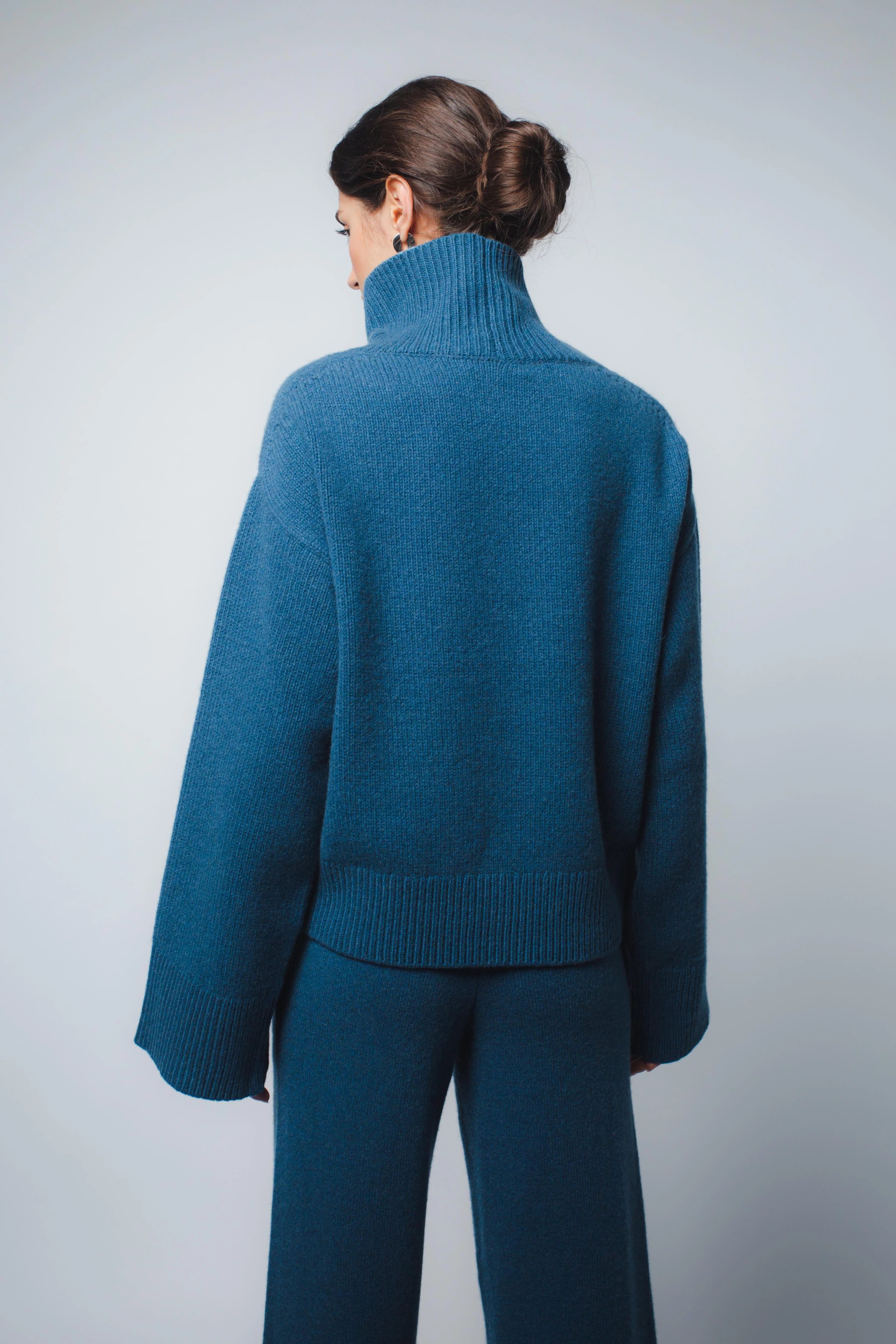 CIO DROPPED SHOULDER CASHMERE PULLOVER IN PEACOCK - Image 4