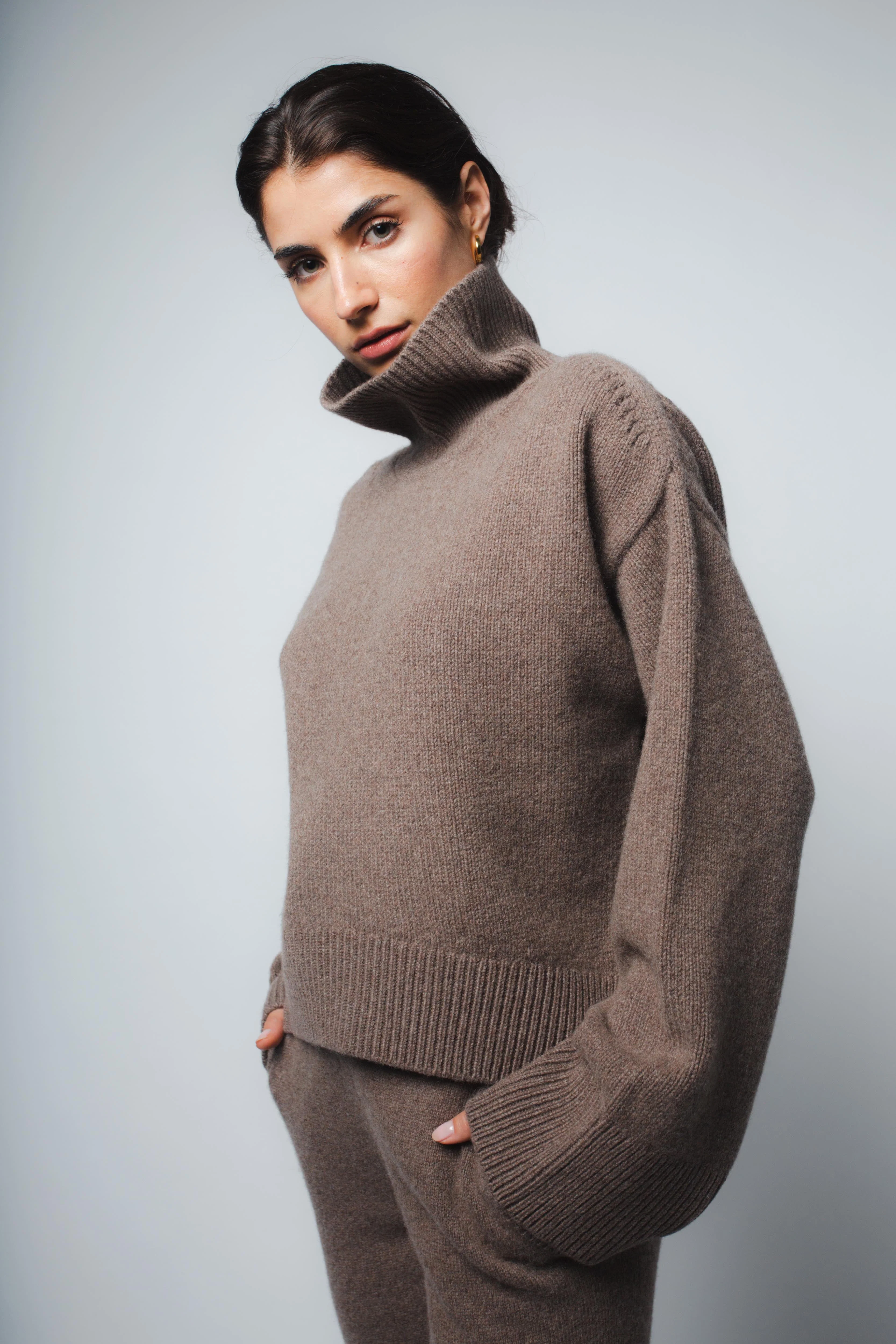 CIO DROPPED SHOULDER CASHMERE PULLOVER IN CHESTNUT - Image 2