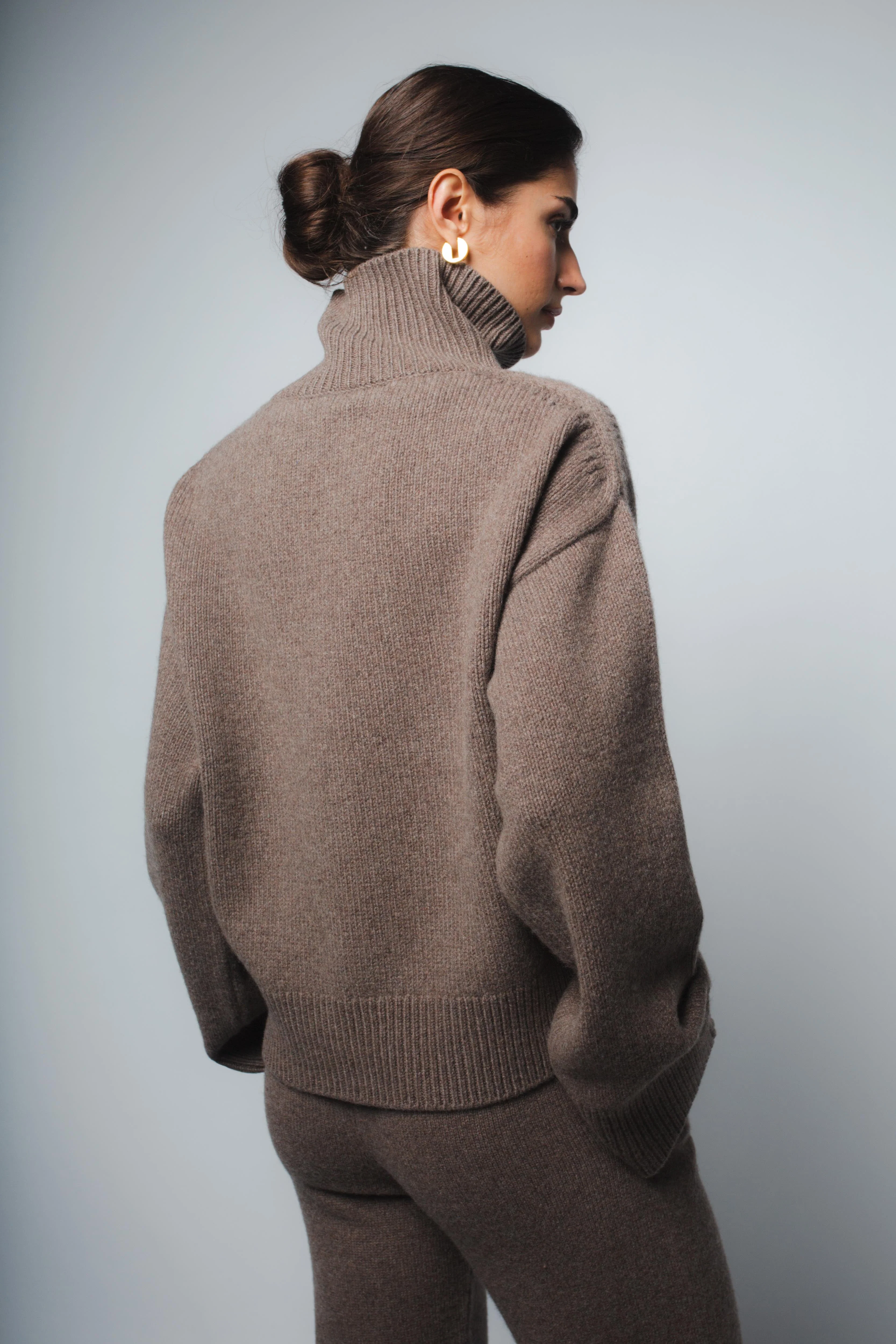 CIO DROPPED SHOULDER CASHMERE PULLOVER IN CHESTNUT - Image 4