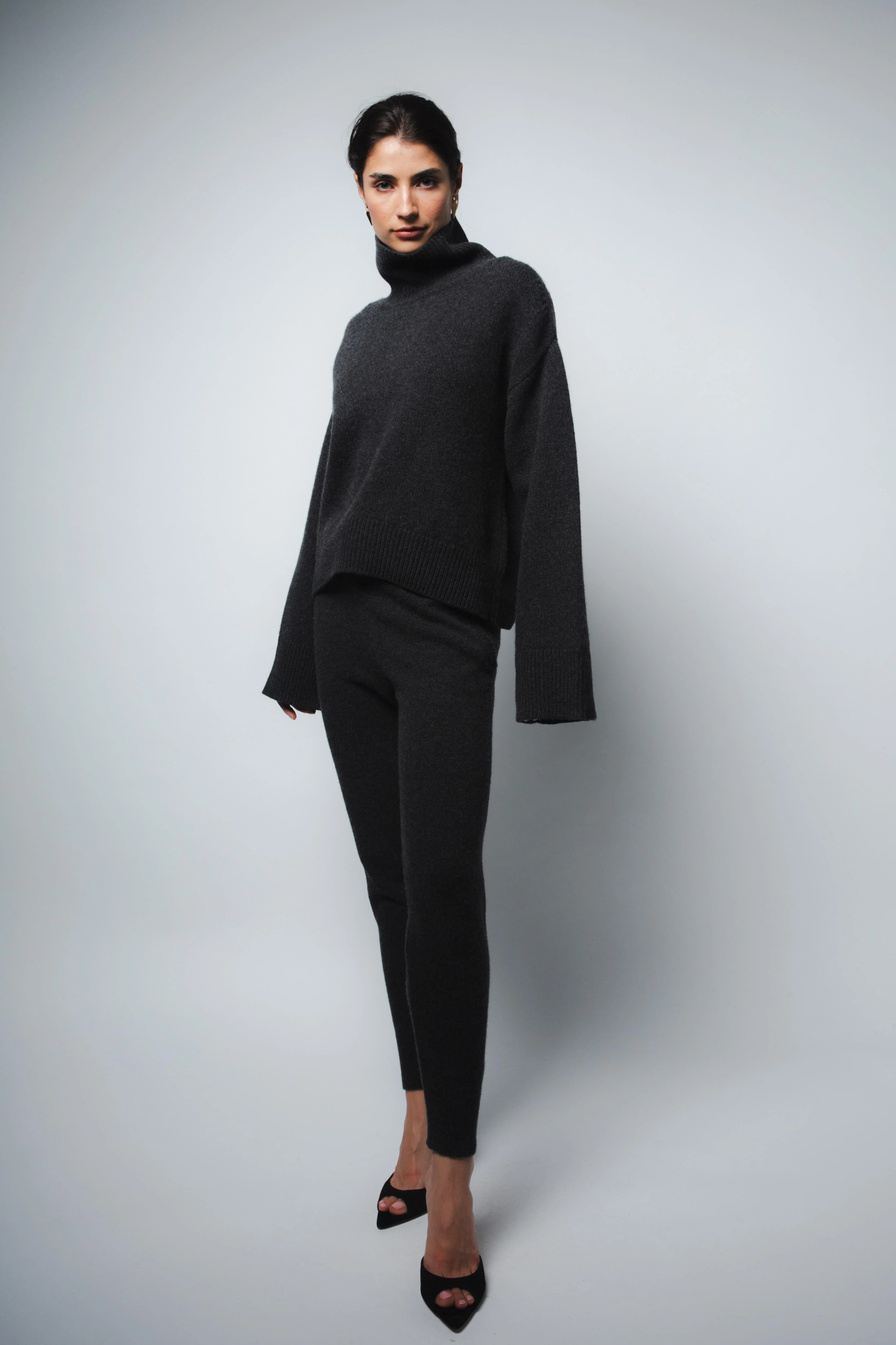 CIO DROPPED SHOULDER CASHMERE PULLOVER IN ANTHRACITE - Image 2