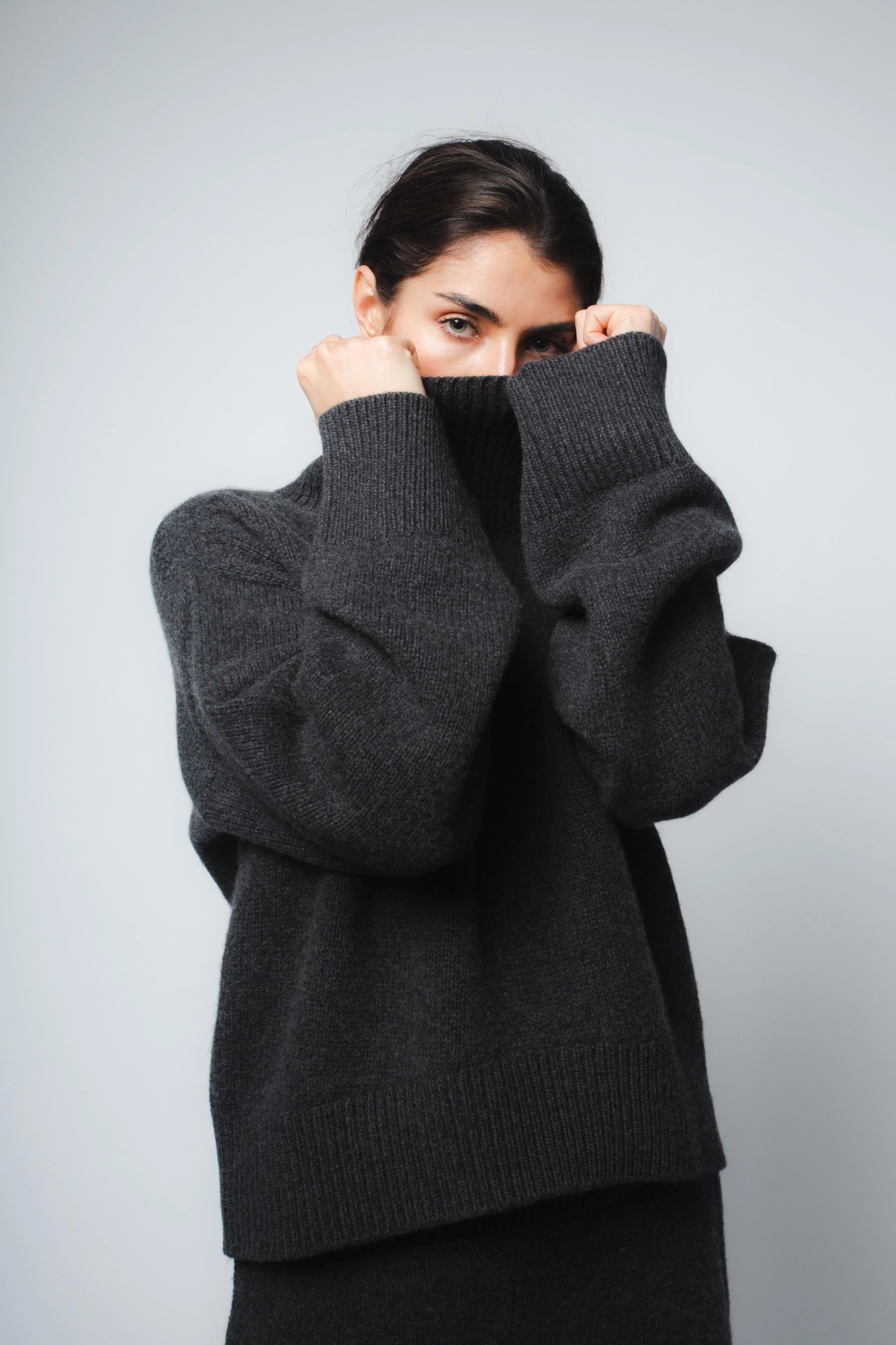 CIO DROPPED SHOULDER CASHMERE PULLOVER IN ANTHRACITE - Image 3