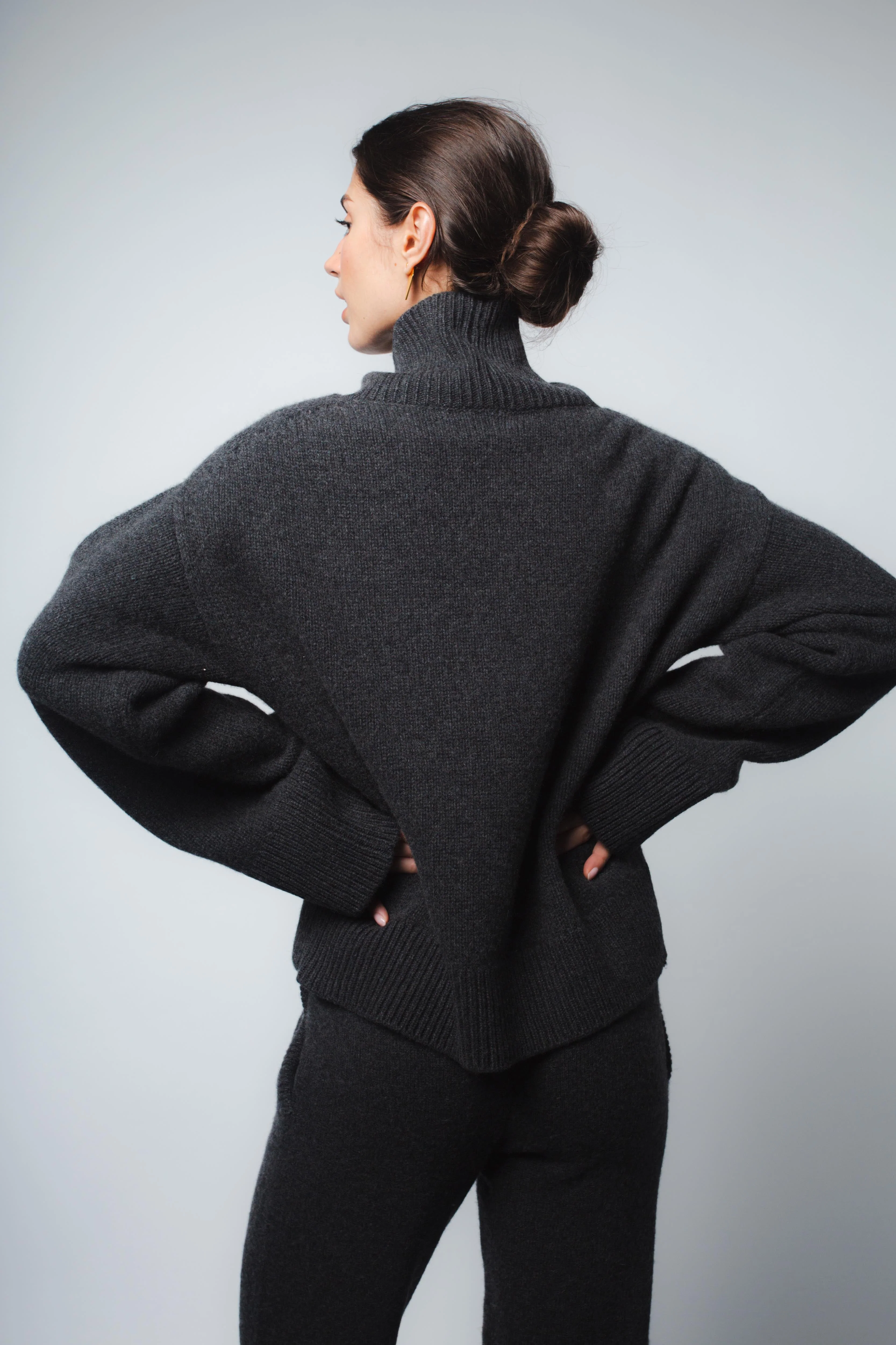 CIO DROPPED SHOULDER CASHMERE PULLOVER IN ANTHRACITE - Image 4