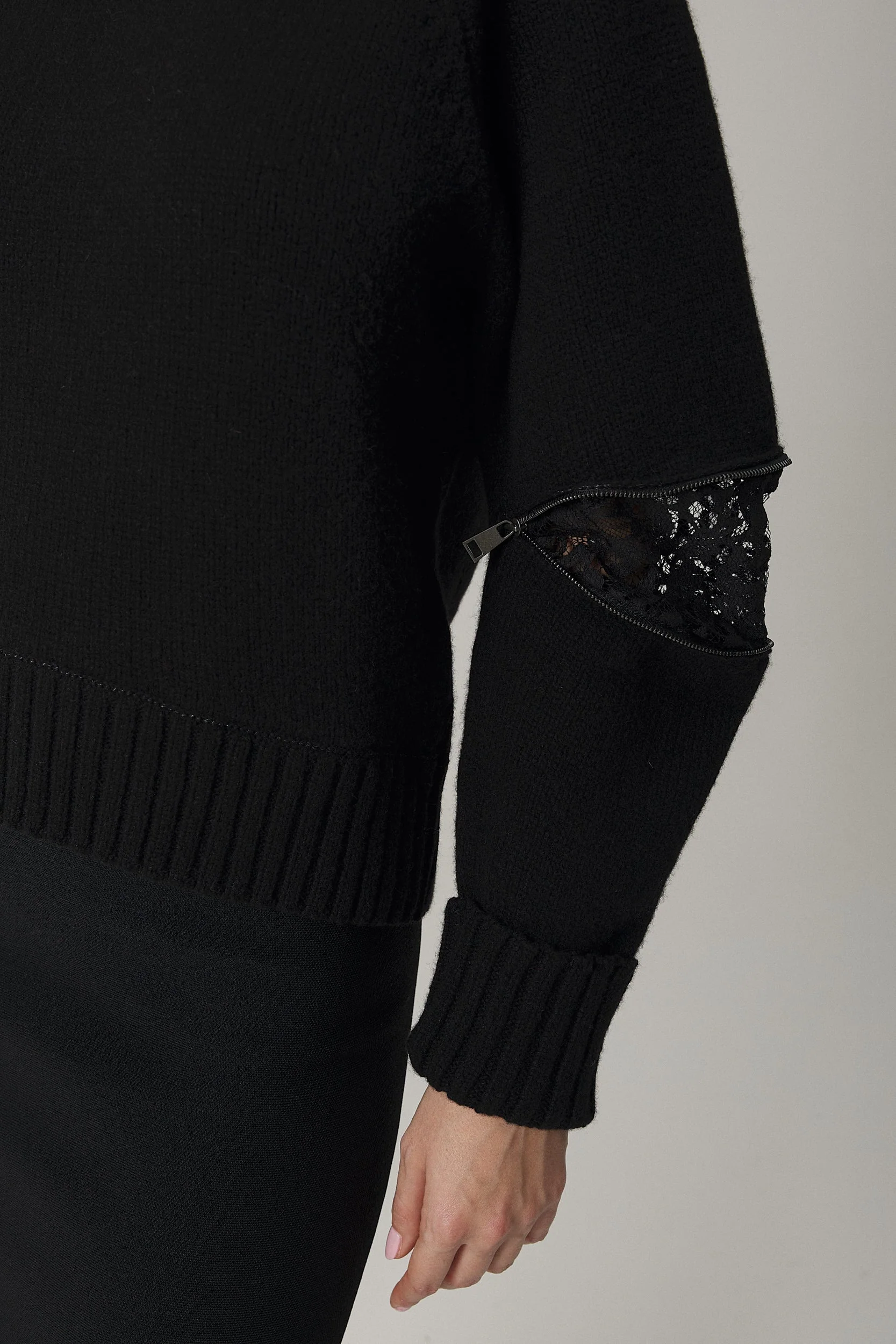 VAL CASHMERE BLEND PULLOVER WITH LACE INSERTS IN BLACK - Image 3