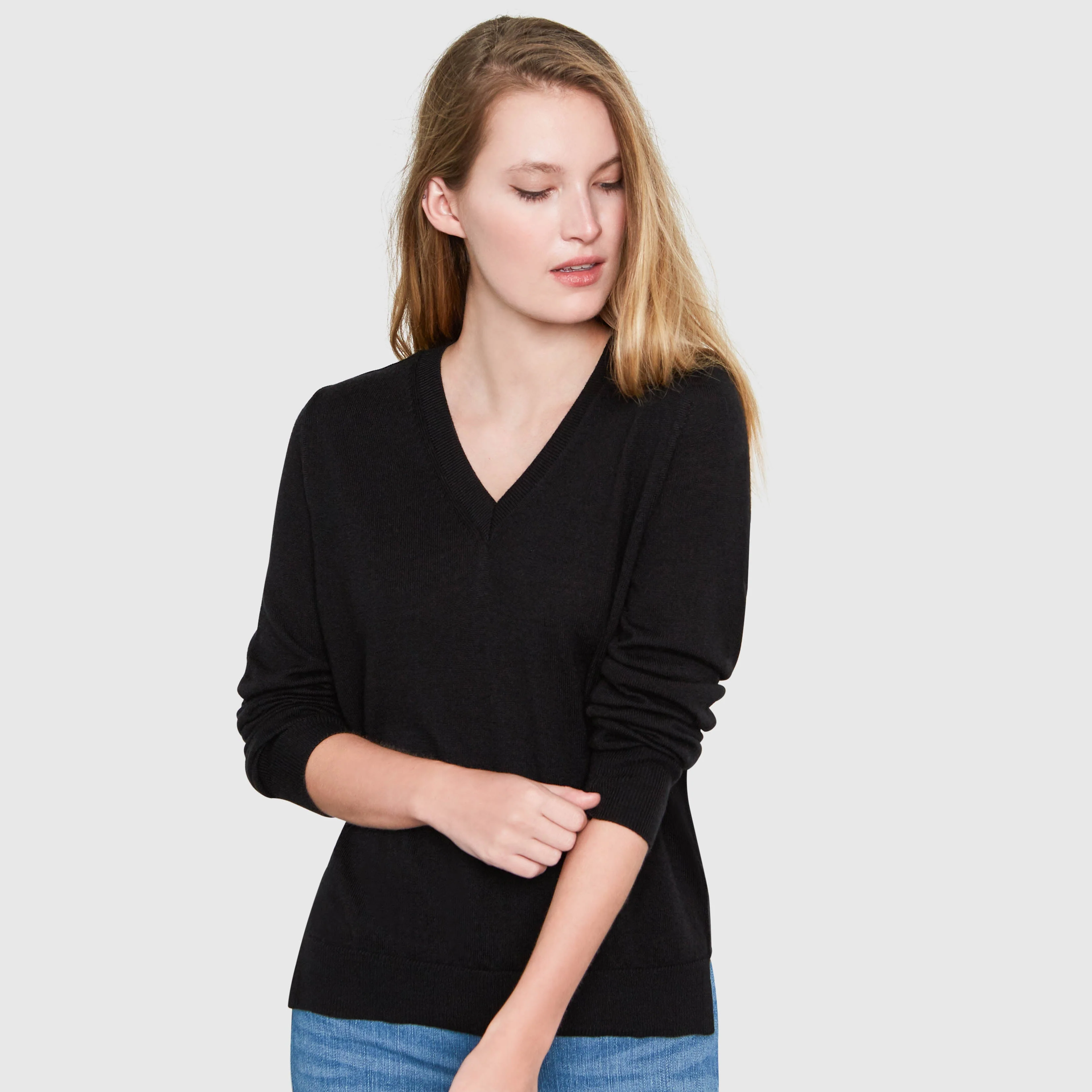 EMMA RIB DETAIL V-NECK MERINO WOOL SWEATER IN BLACK - Image 2