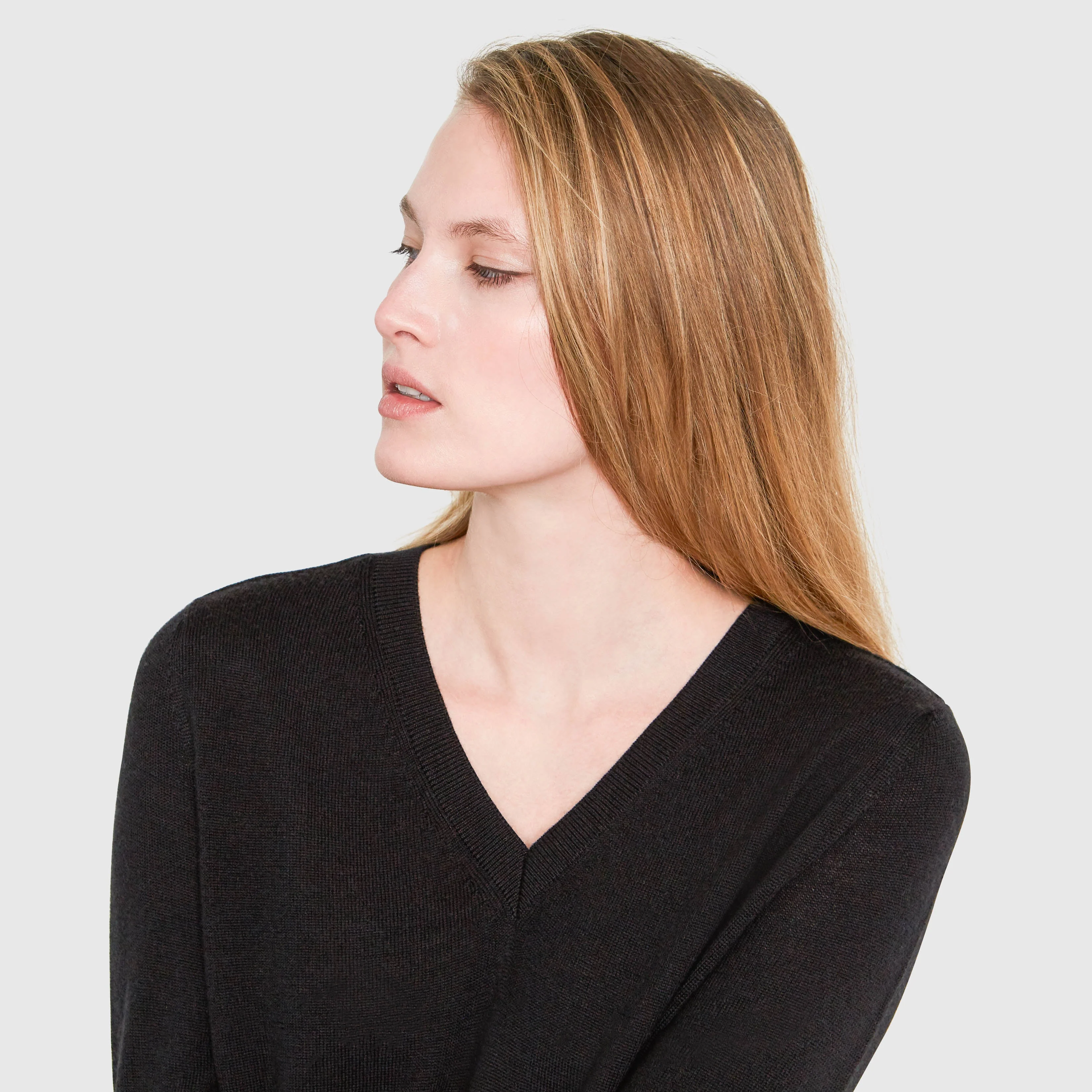 EMMA RIB DETAIL V-NECK MERINO WOOL SWEATER IN BLACK - Image 3