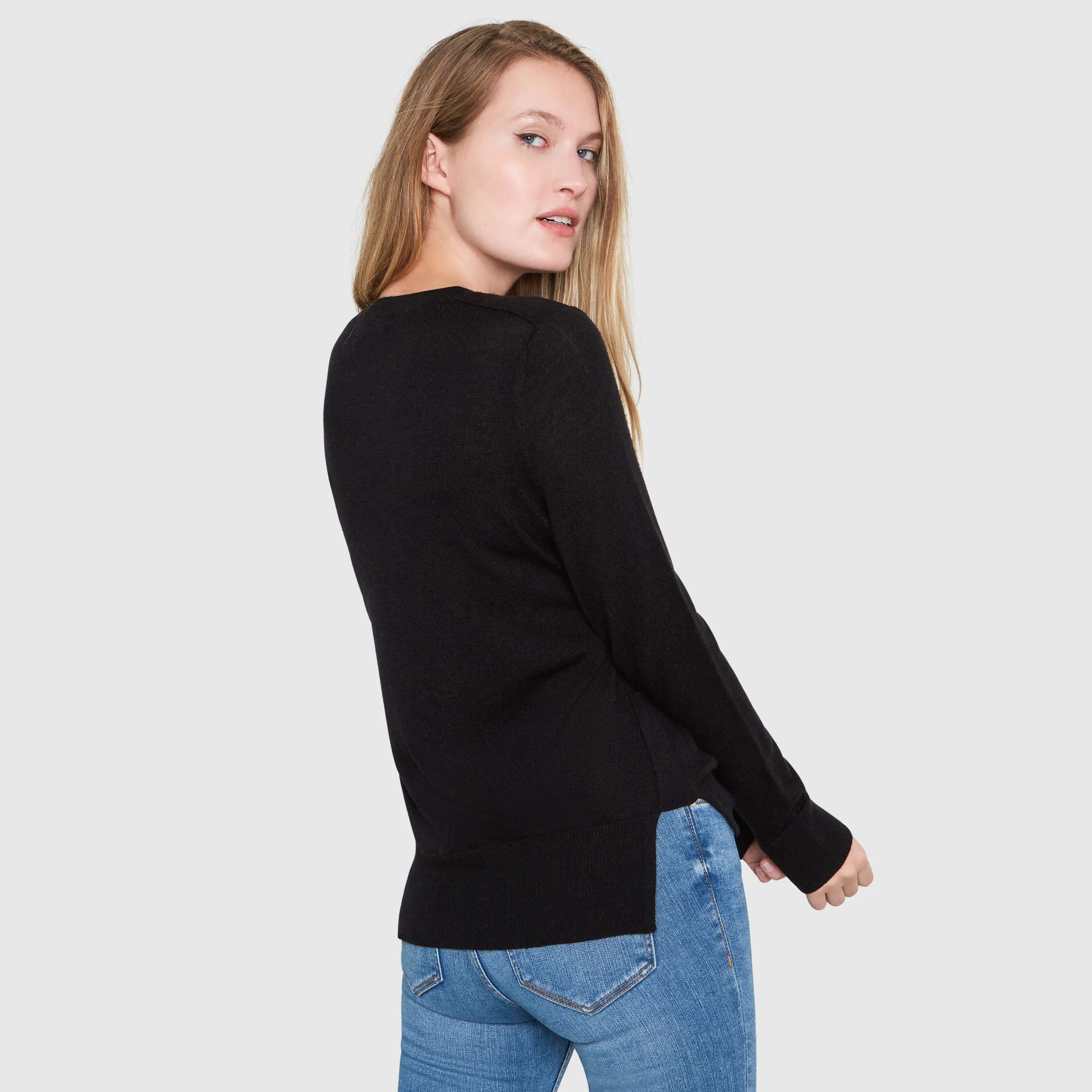 EMMA RIB DETAIL V-NECK MERINO WOOL SWEATER IN BLACK - Image 4