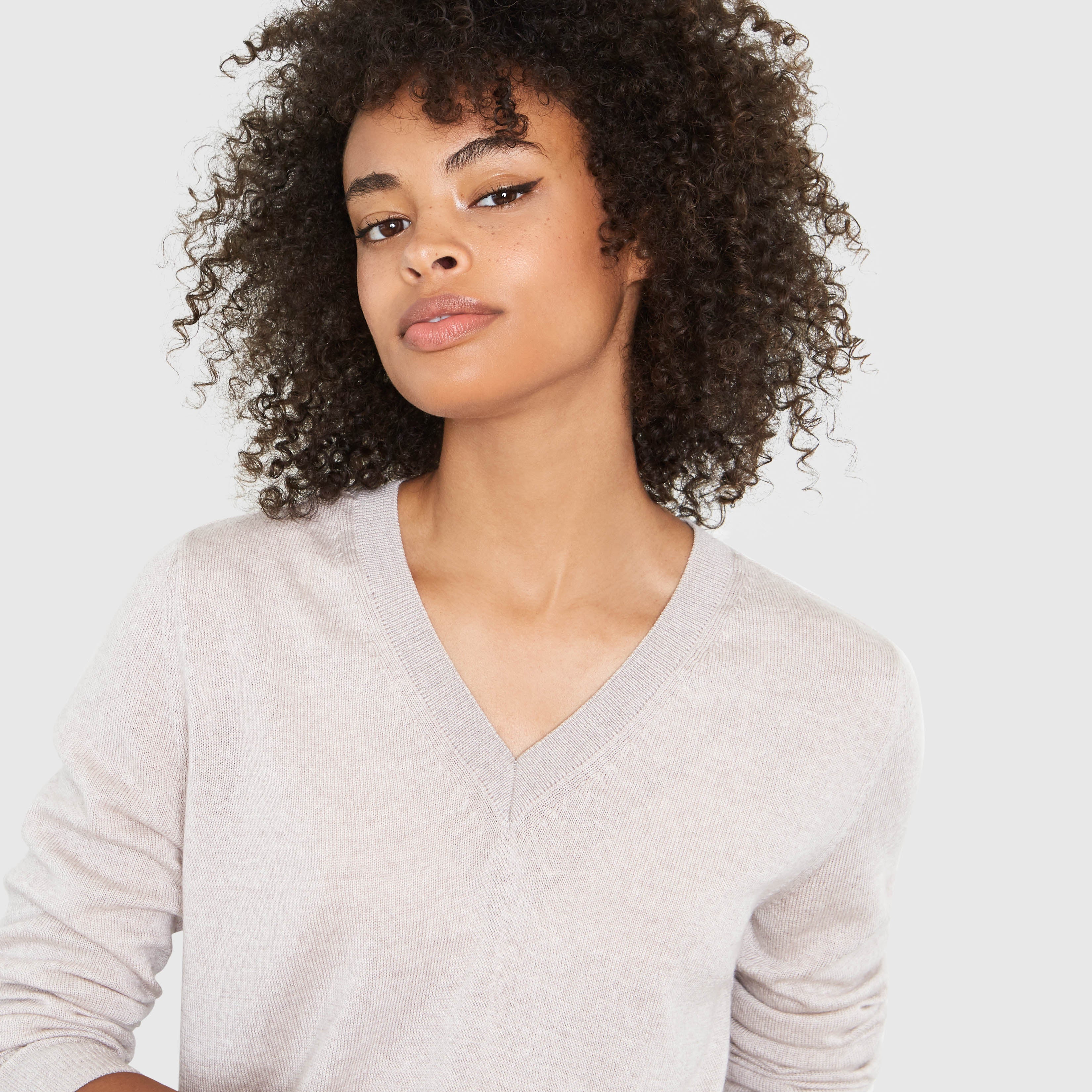 EMMA RIB DETAIL V-NECK MERINO WOOL SWEATER IN MARCONA - Image 2
