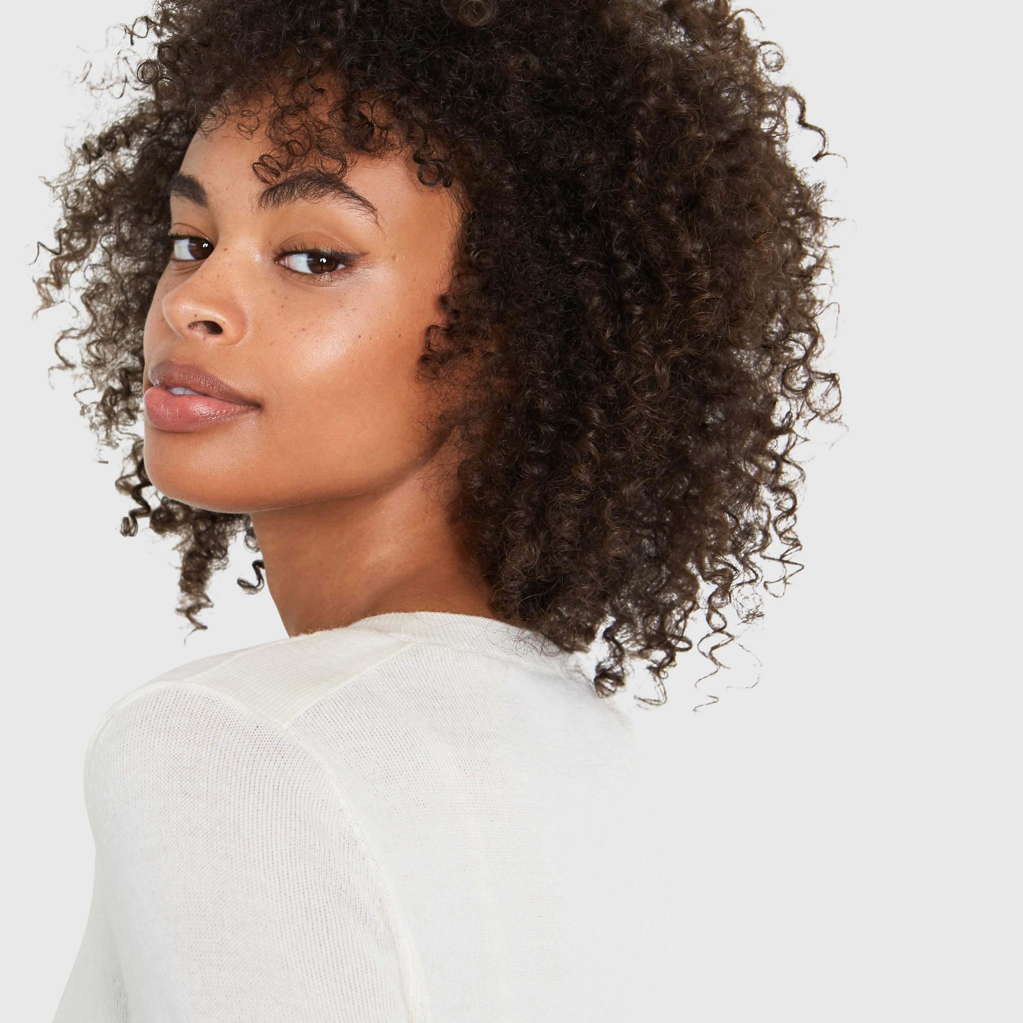 EMMA RIB DETAIL V-NECK MERINO WOOL SWEATER IN SOFT WHITE - Image 2