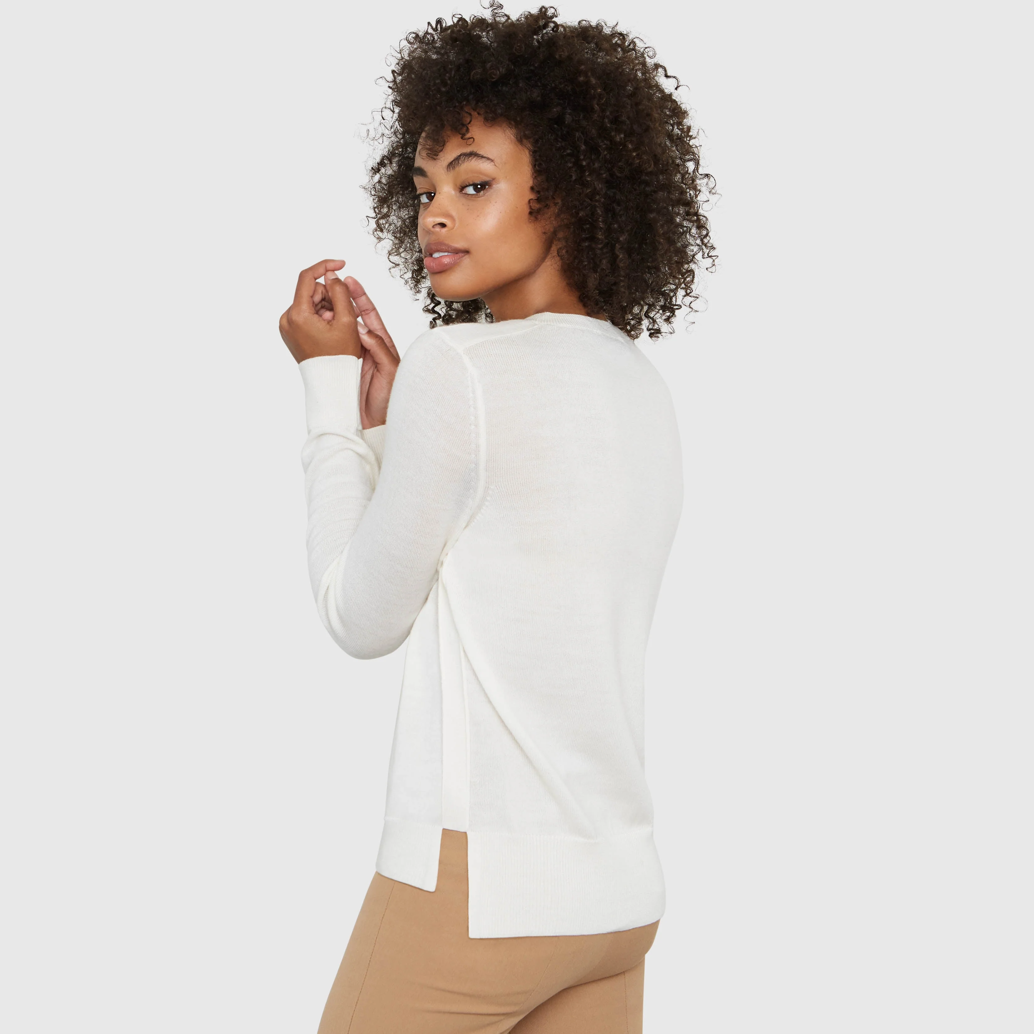 EMMA RIB DETAIL V-NECK MERINO WOOL SWEATER IN SOFT WHITE - Image 3