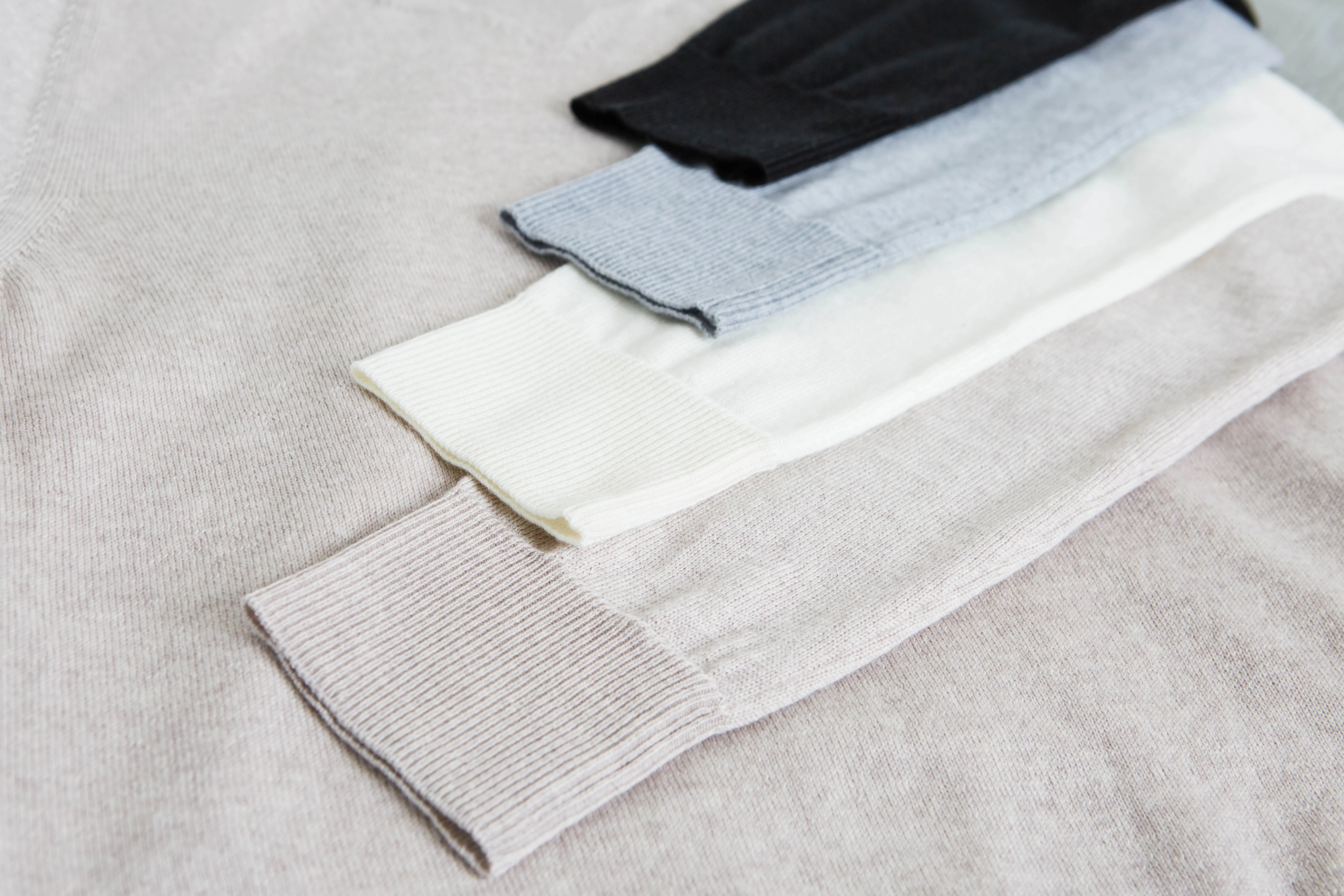EMMA RIB DETAIL V-NECK MERINO WOOL SWEATER IN SOFT WHITE - Image 4
