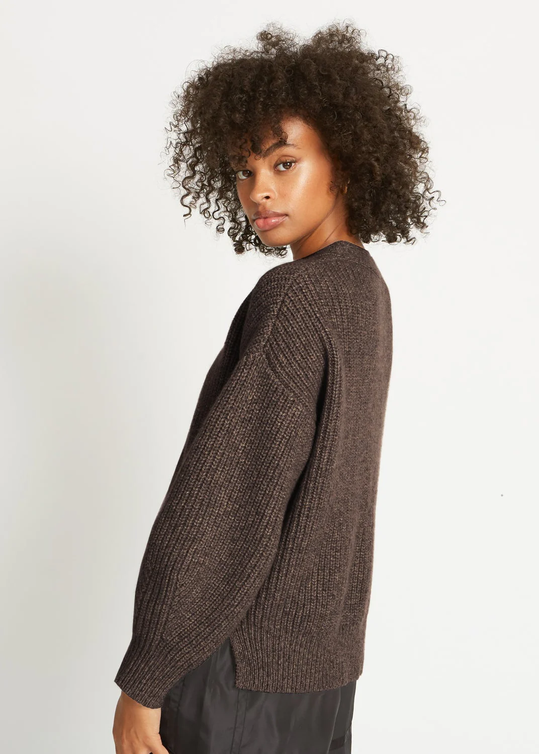 ALIX RIBBED PURE CASHMERE CARDIGAN IN BROWN STONE - Image 4