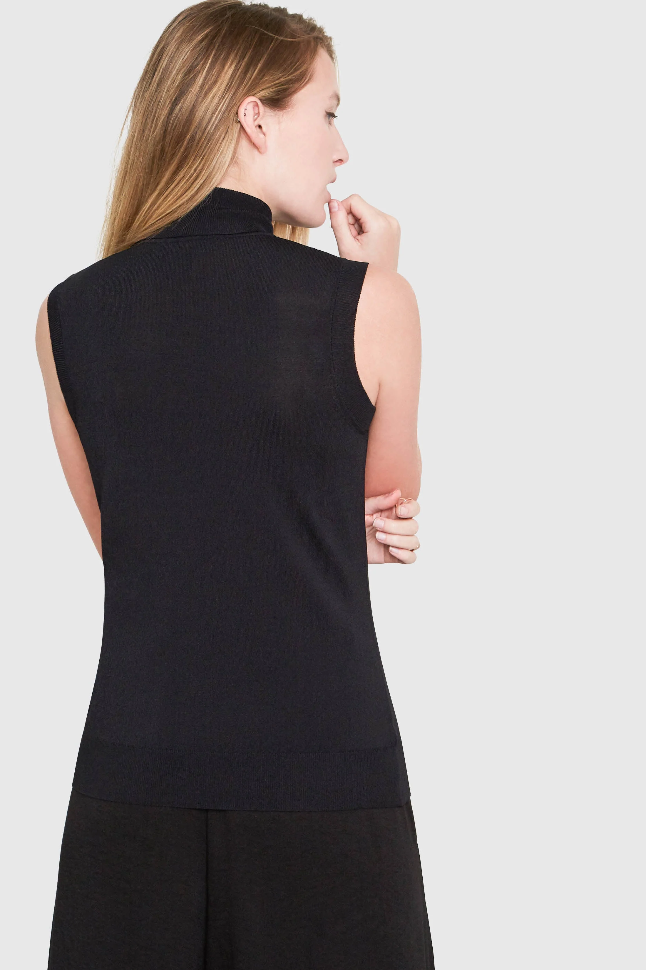HEPBURN SLEEVELESS VISCOSE SWEATER IN BLACK - Image 3