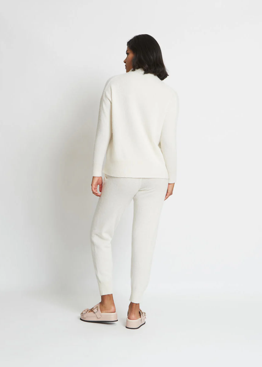 FARAH TWIST NECKBAND CASHMERE SWEATER IN SUGAR - Image 4