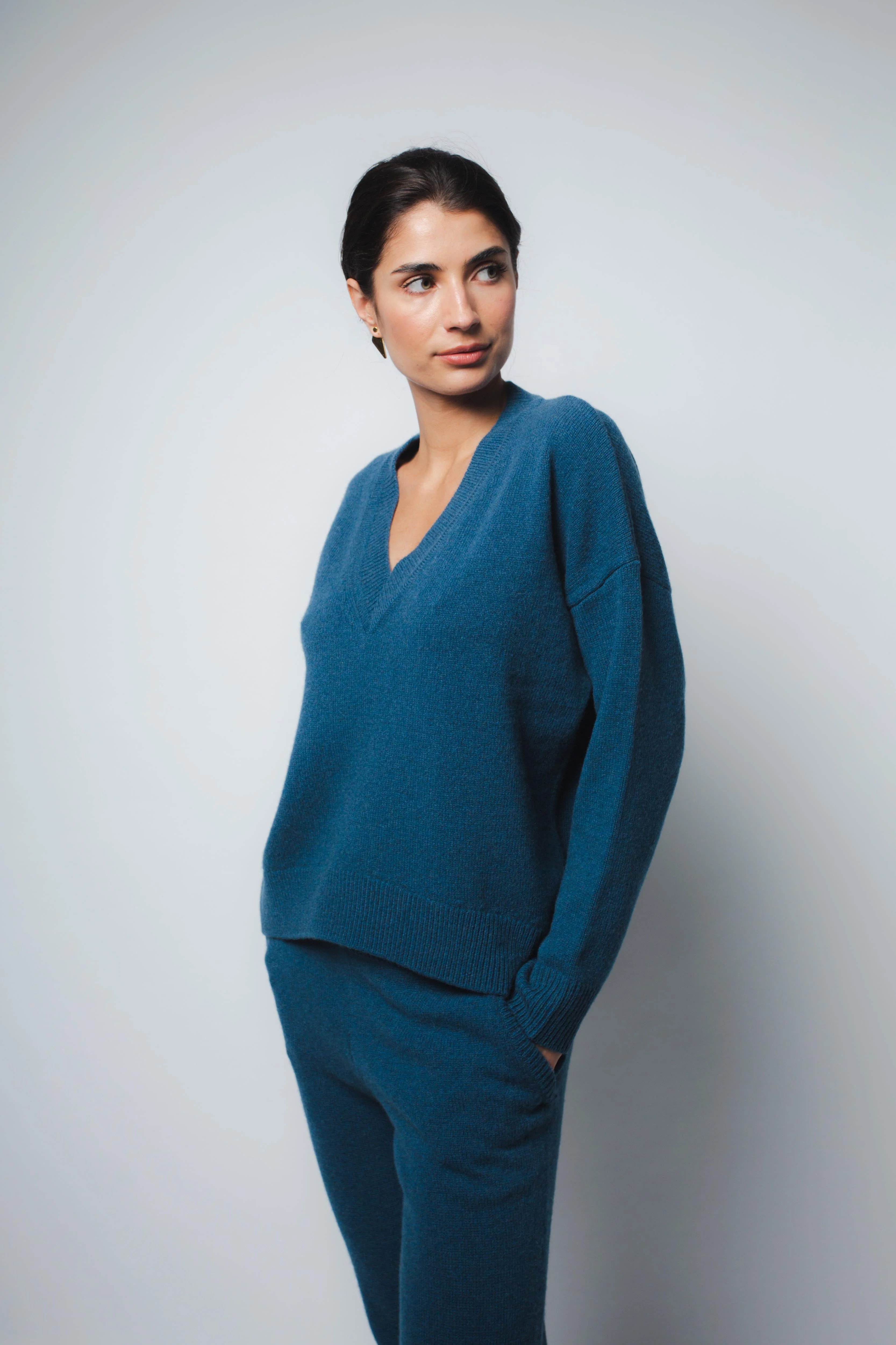 CRISTA V-NECK CASHMERE PULLOVER IN PEACOCK - Image 2